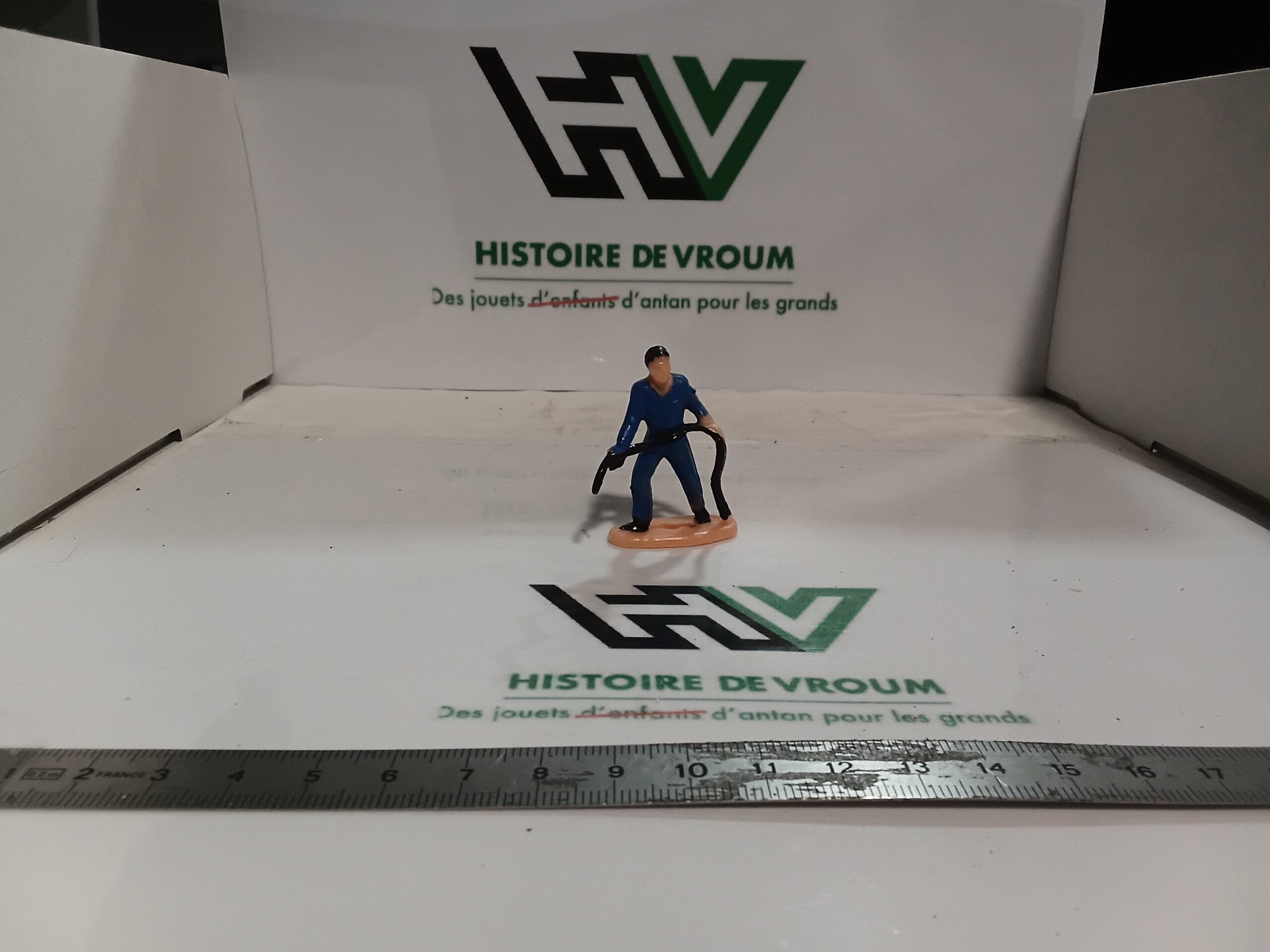 Figurine Pompiste en Combinaison Bleue 1/43