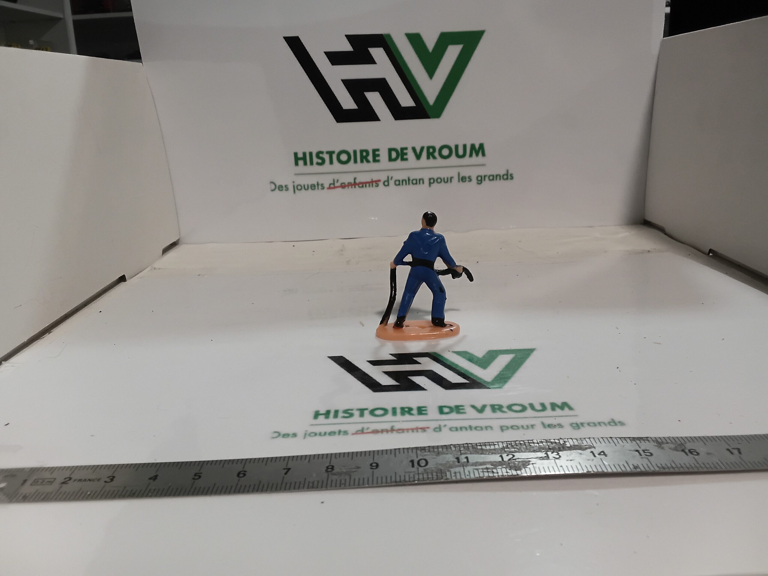Figurine Pompiste en Combinaison Bleue 1/43 – Image 5