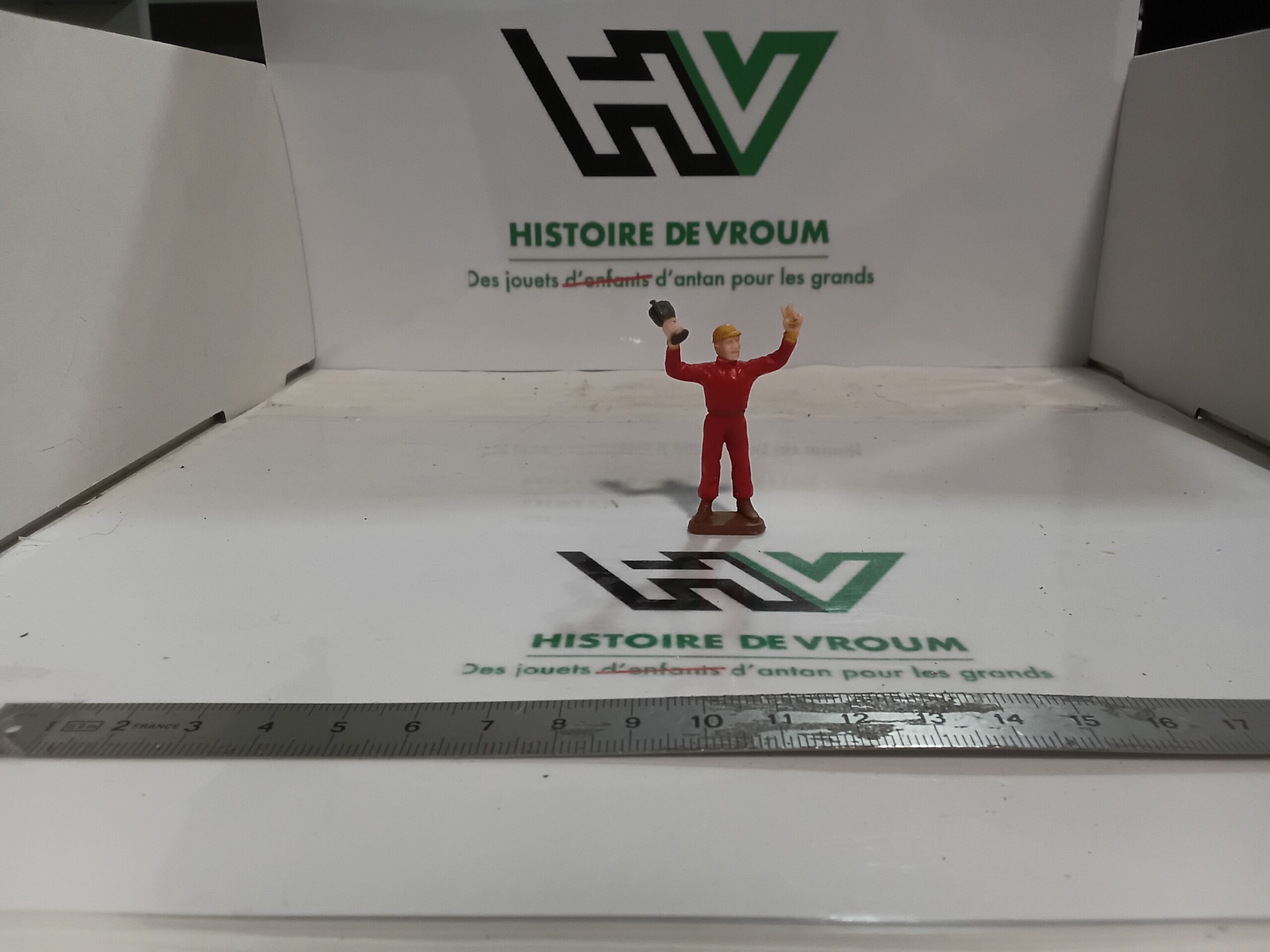 Figurine Pilote Vainqueur avec Coupe 1/43