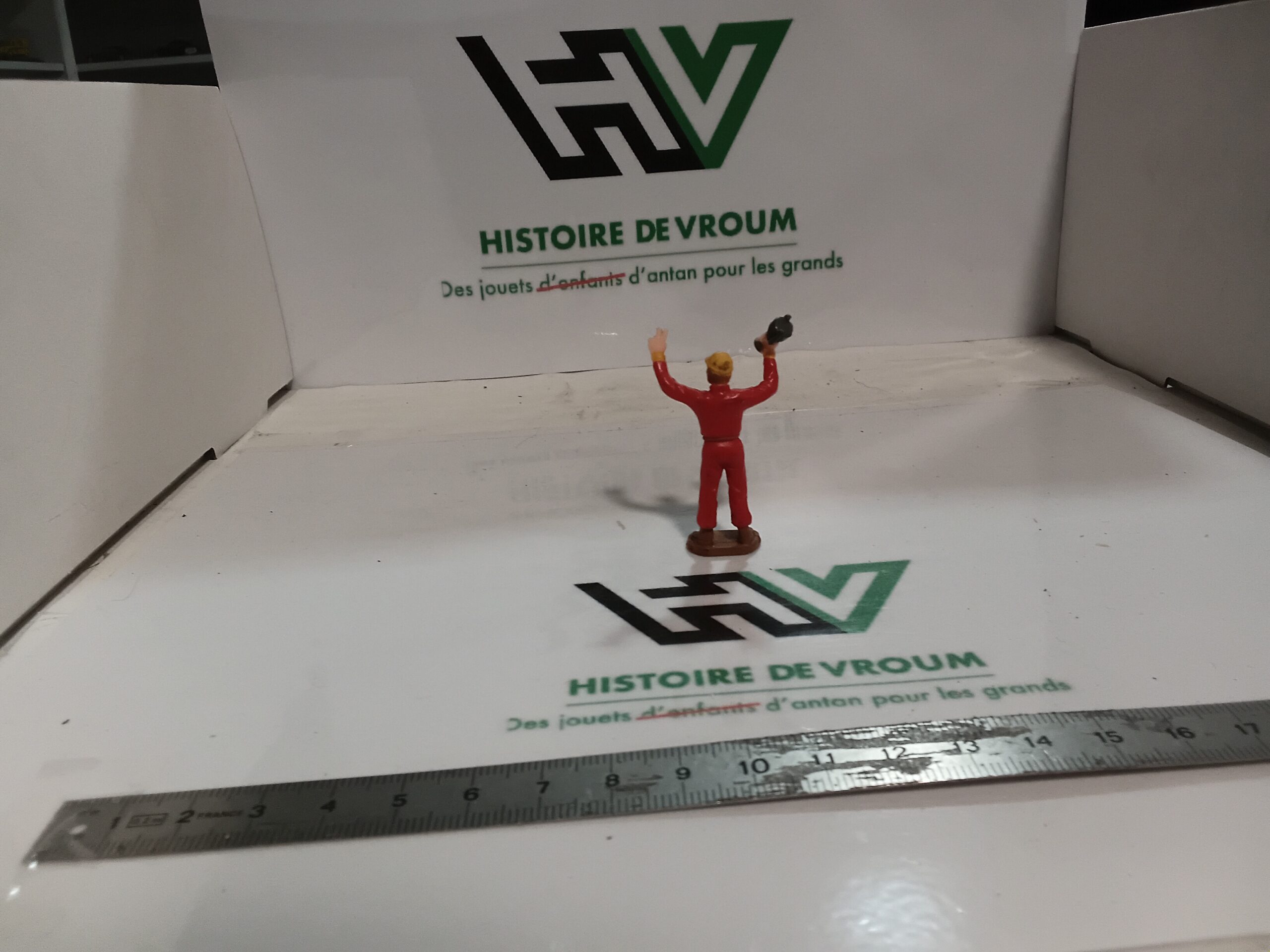 Figurine Pilote Vainqueur avec Coupe 1/43 – Image 5