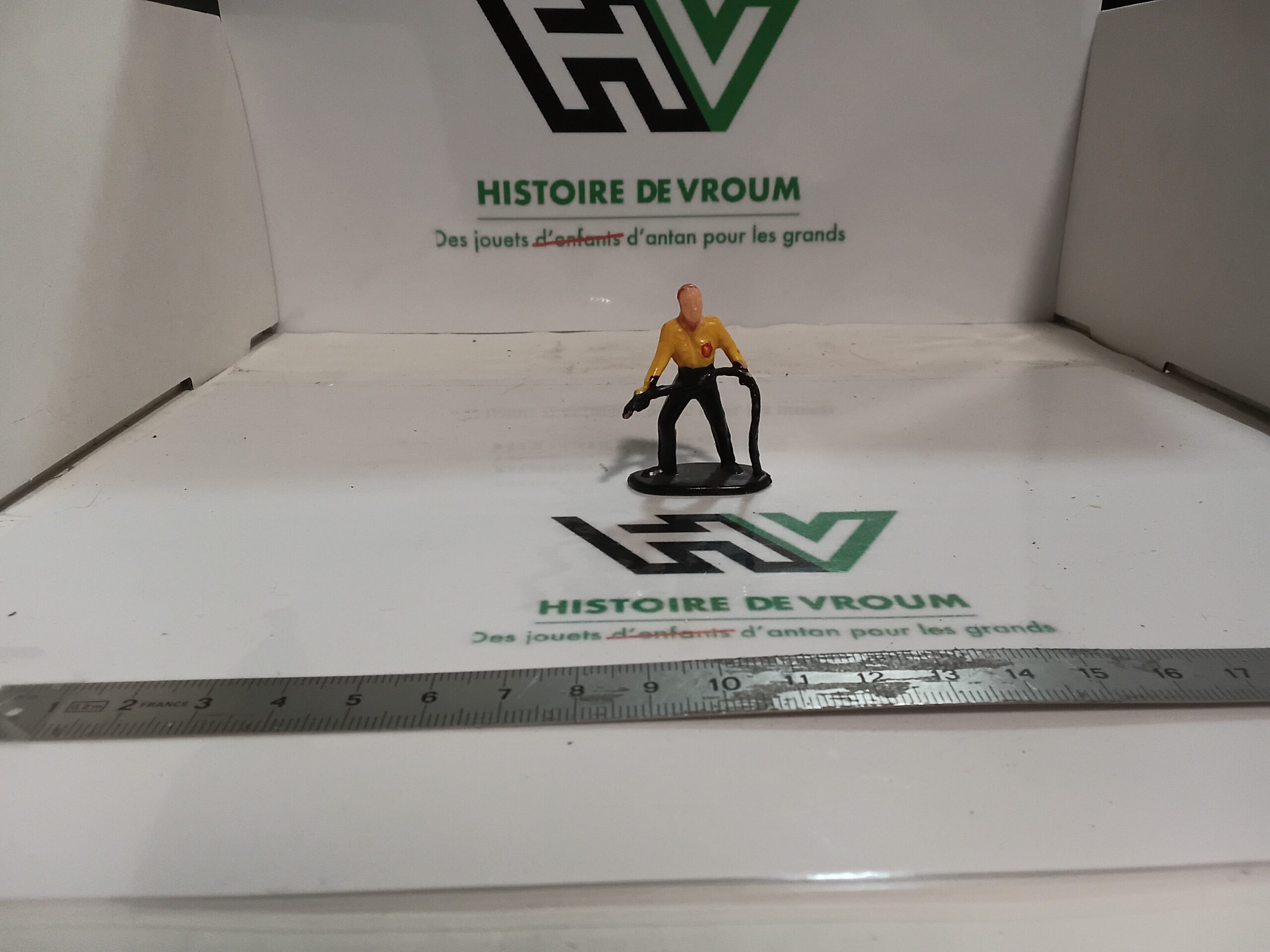 Figurine Pompiste / Serviteur en Haut Jaune 1/43