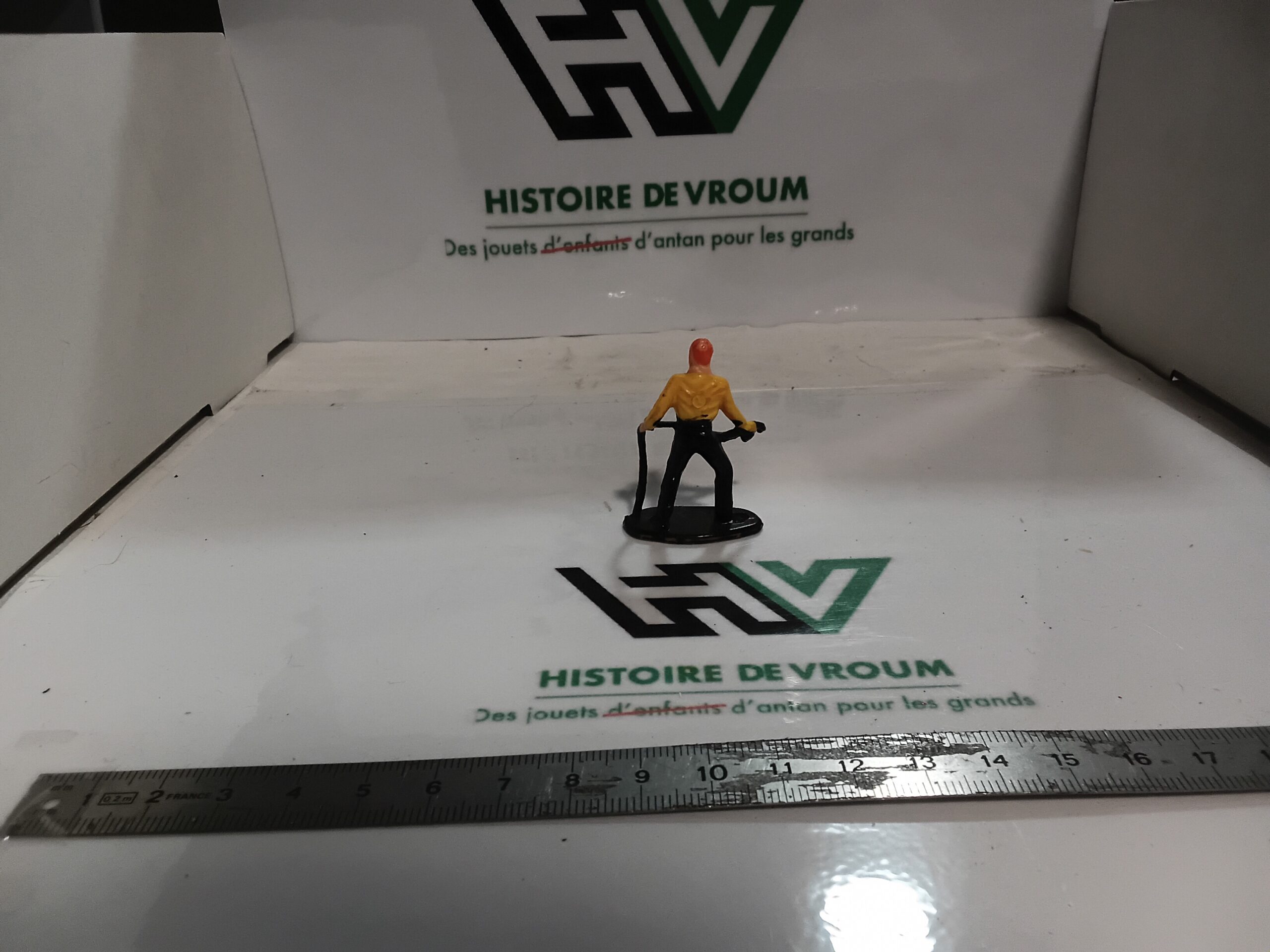 Figurine Pompiste / Serviteur en Haut Jaune 1/43 – Image 5