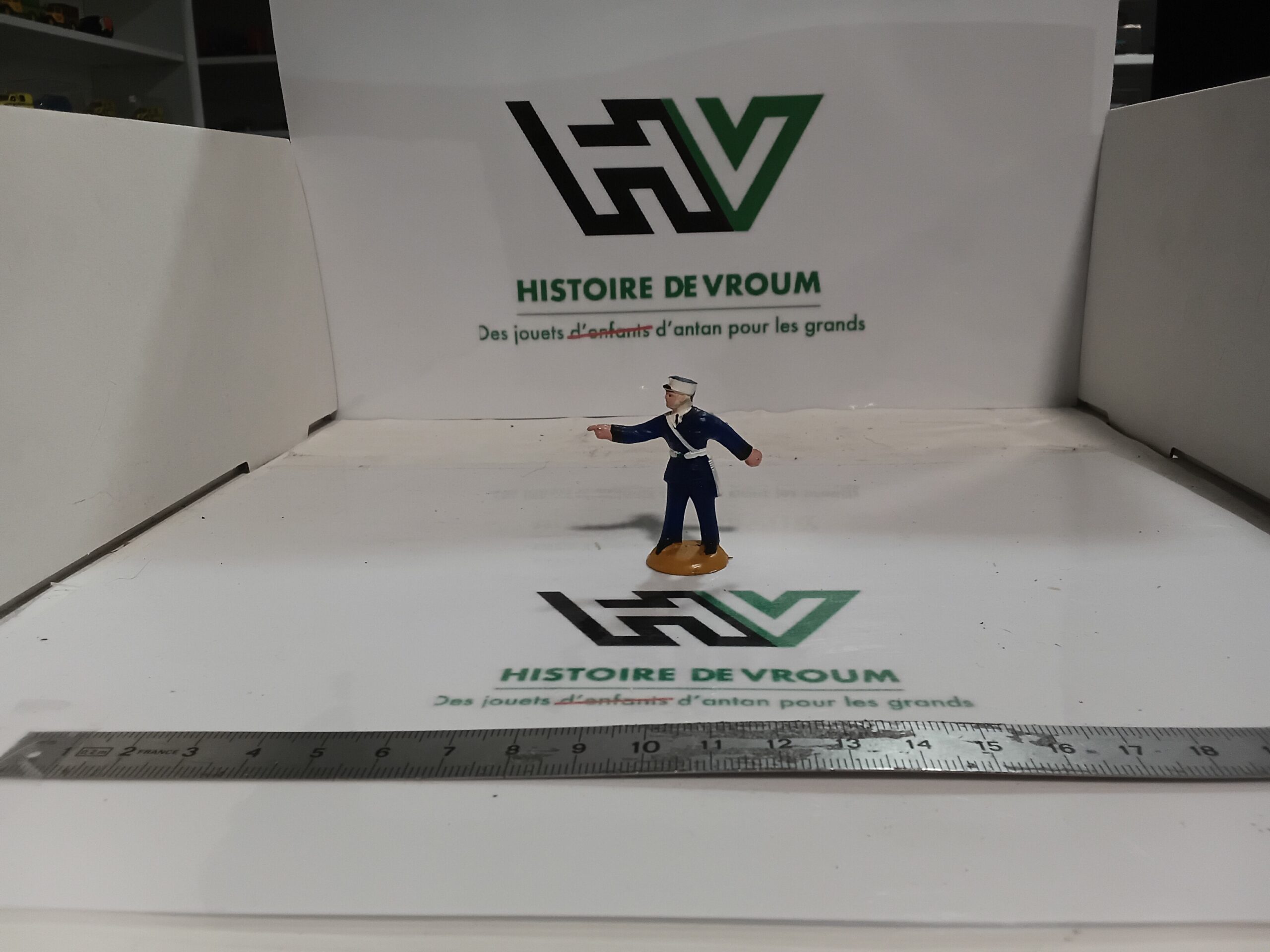 Figurine Gendarme / Agent de Circulation au Képi Blanc 1/43