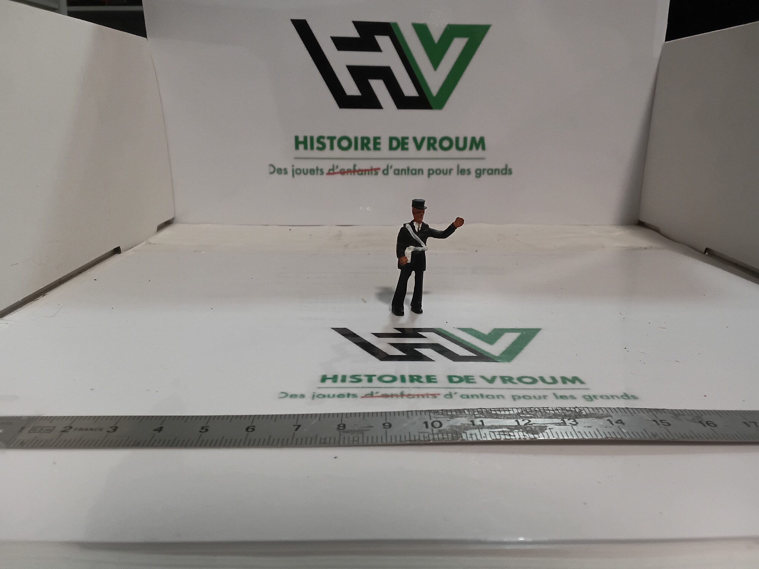 Figurine Agent de Police / Gardien de la Paix 1/43