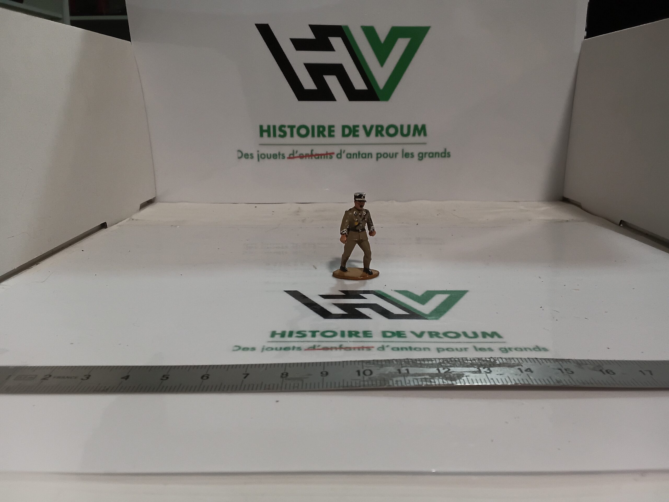 Figurine Gendarme / Militaire en Tenue Kaki 1/43