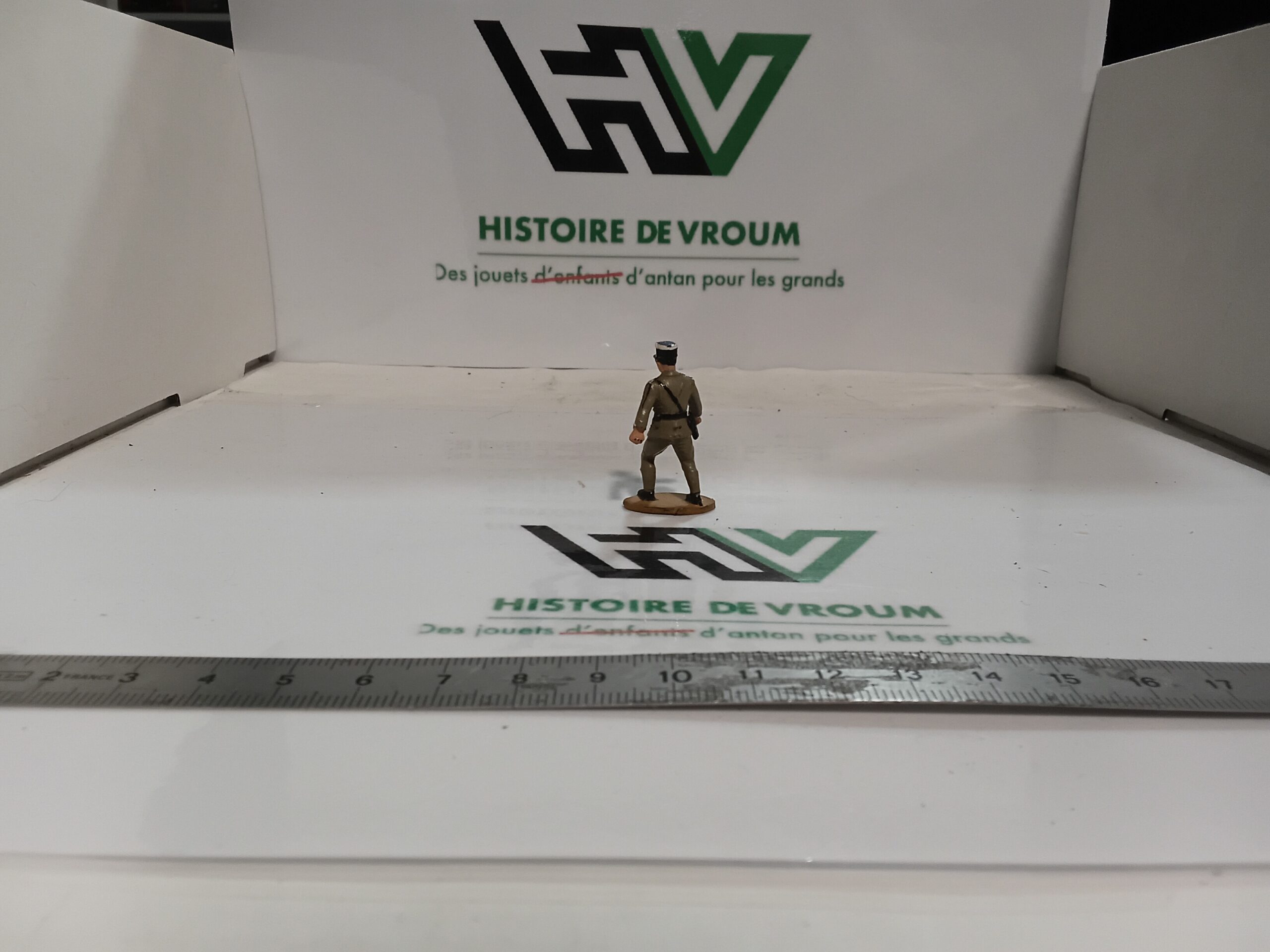 Figurine Gendarme / Militaire en Tenue Kaki 1/43 – Image 5