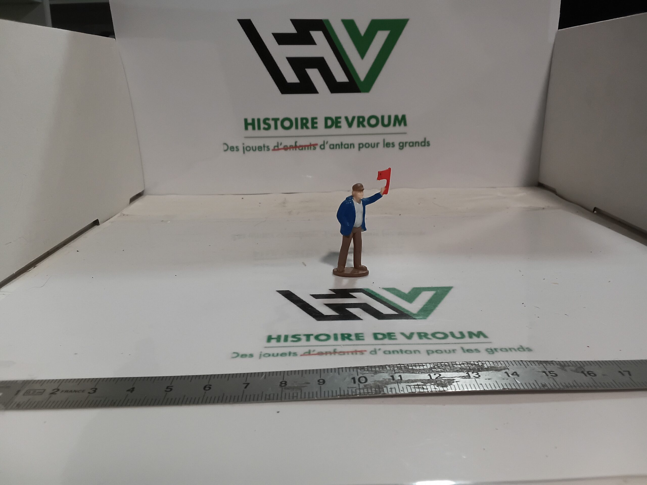 Figurine Cantonnier / Agent de Voirie au Drapeau Rouge 1/43