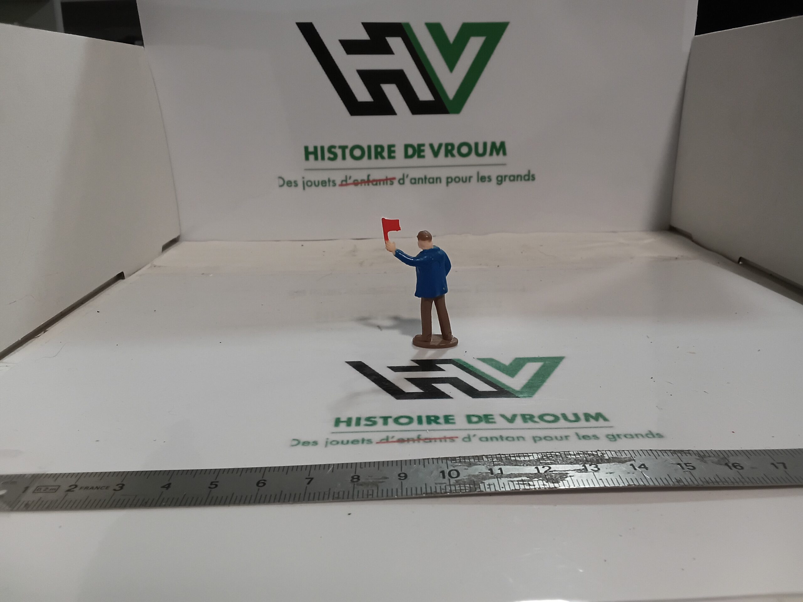 Figurine Cantonnier / Agent de Voirie au Drapeau Rouge 1/43 – Image 5