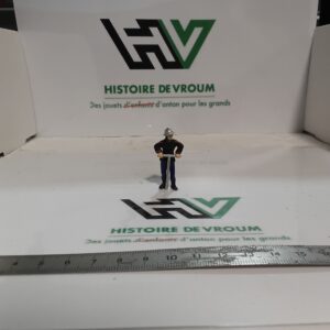 Figurine Sapeur-Pompier avec Clé d'Incendie 1/43