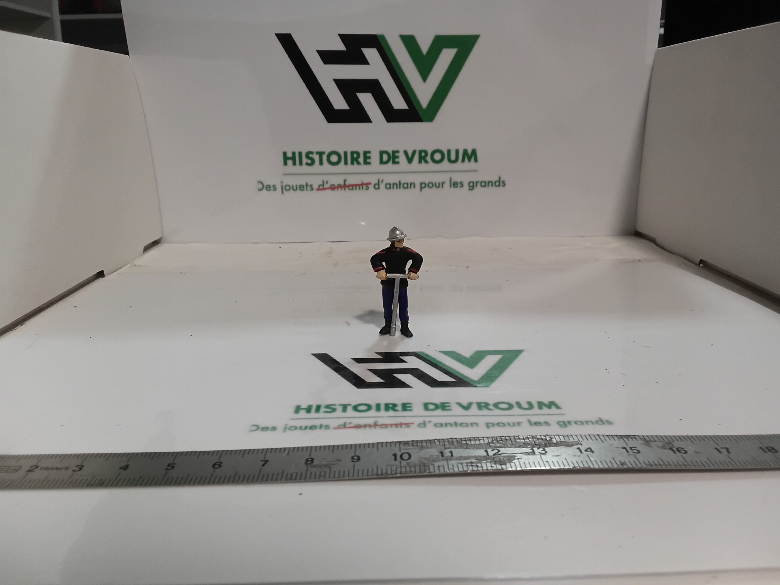 Figurine Sapeur-Pompier avec Clé d'Incendie 1/43