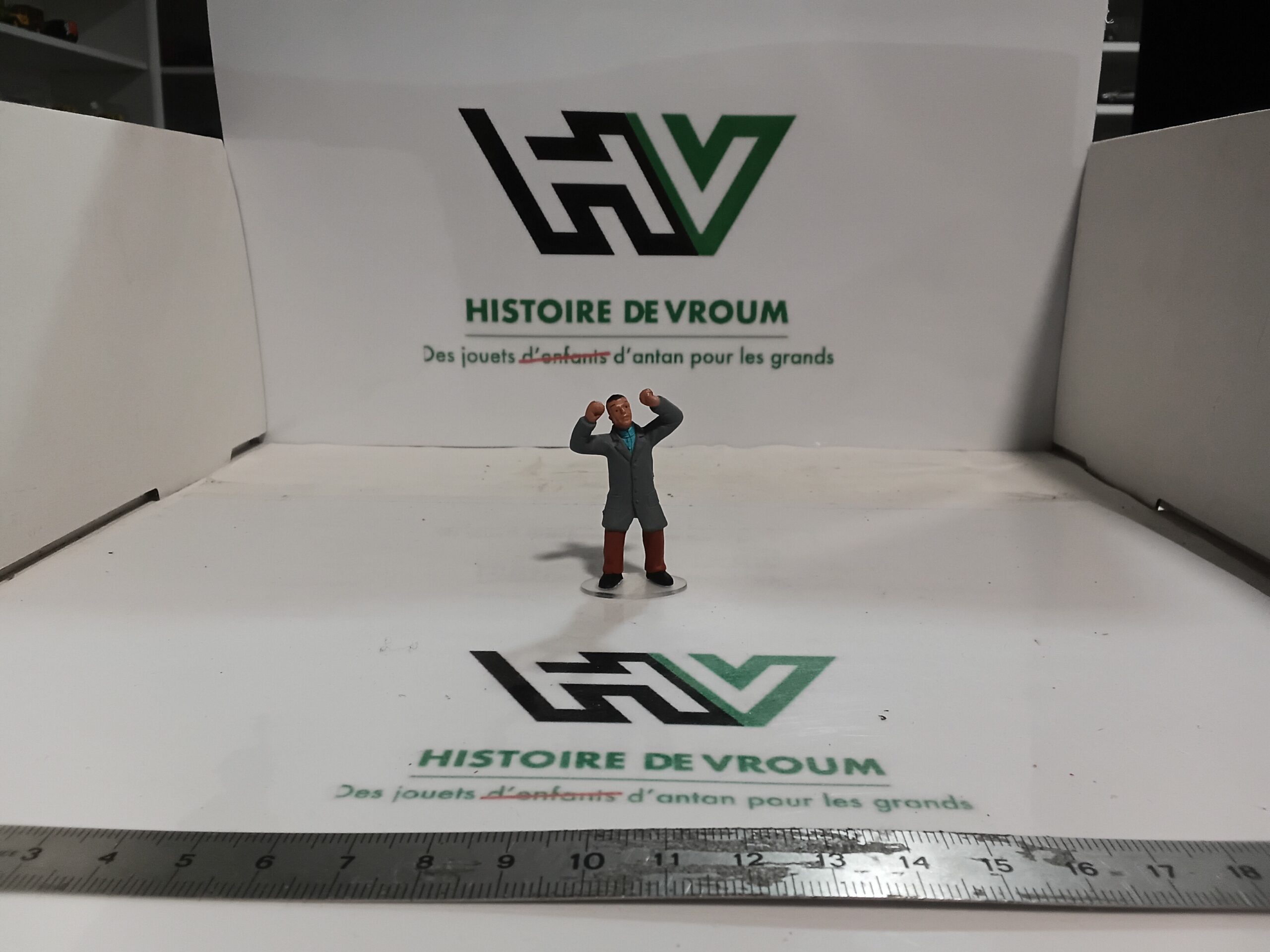 Figurine Automobiliste / Passant en Imperméable 1/43
