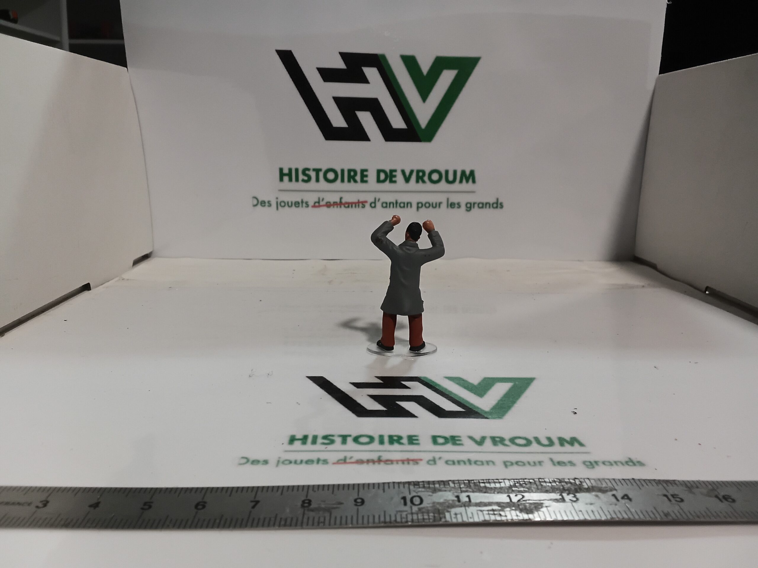 Figurine Automobiliste / Passant en Imperméable 1/43 – Image 5