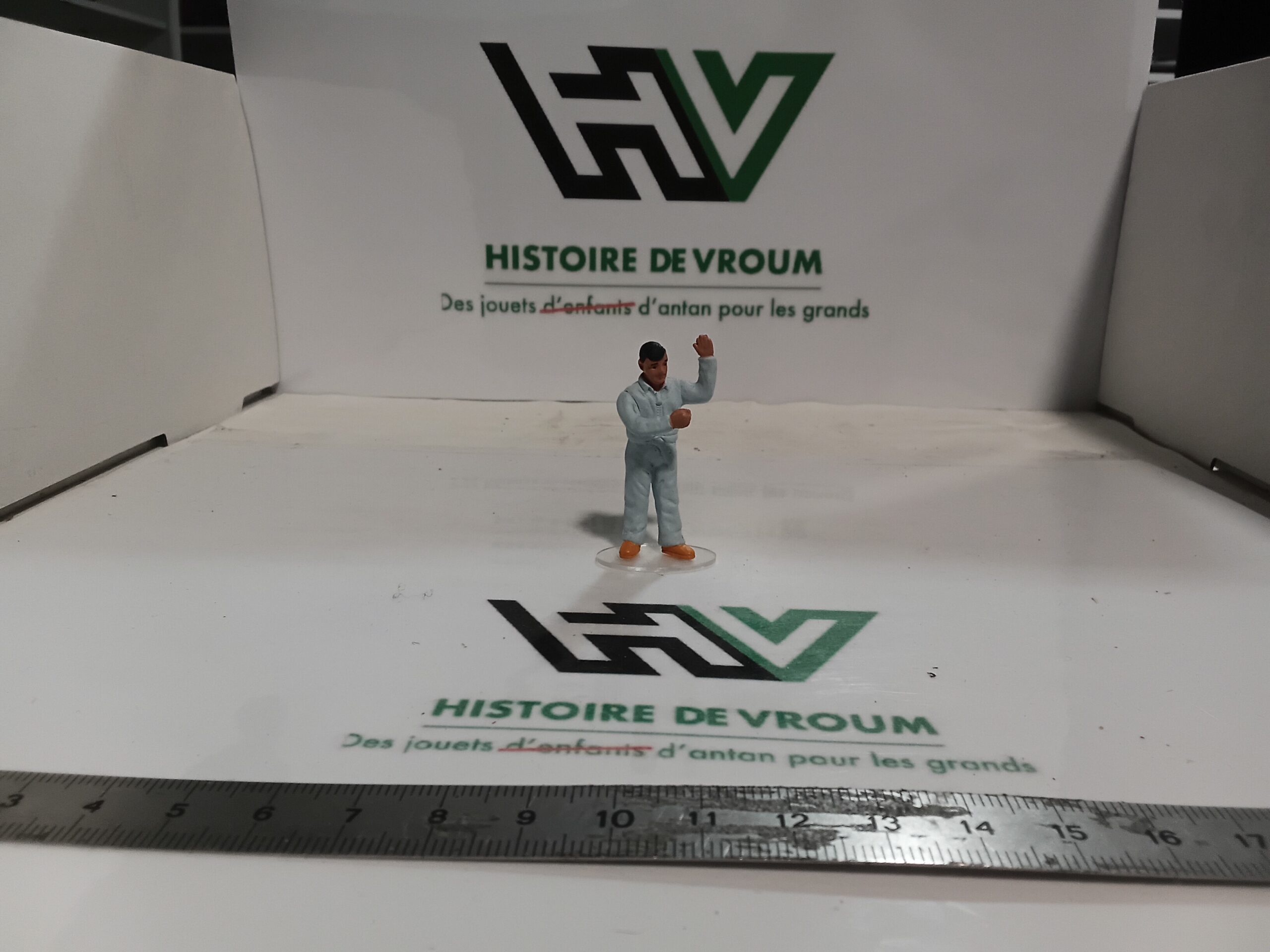 Figurine Mécanicien / Pilote en Combinaison 1/43
