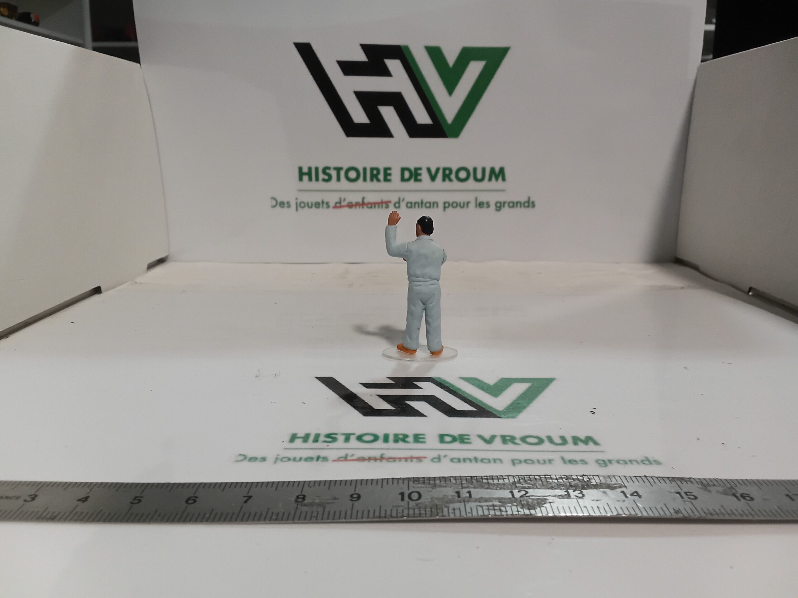 Figurine Mécanicien / Pilote en Combinaison 1/43 – Image 5