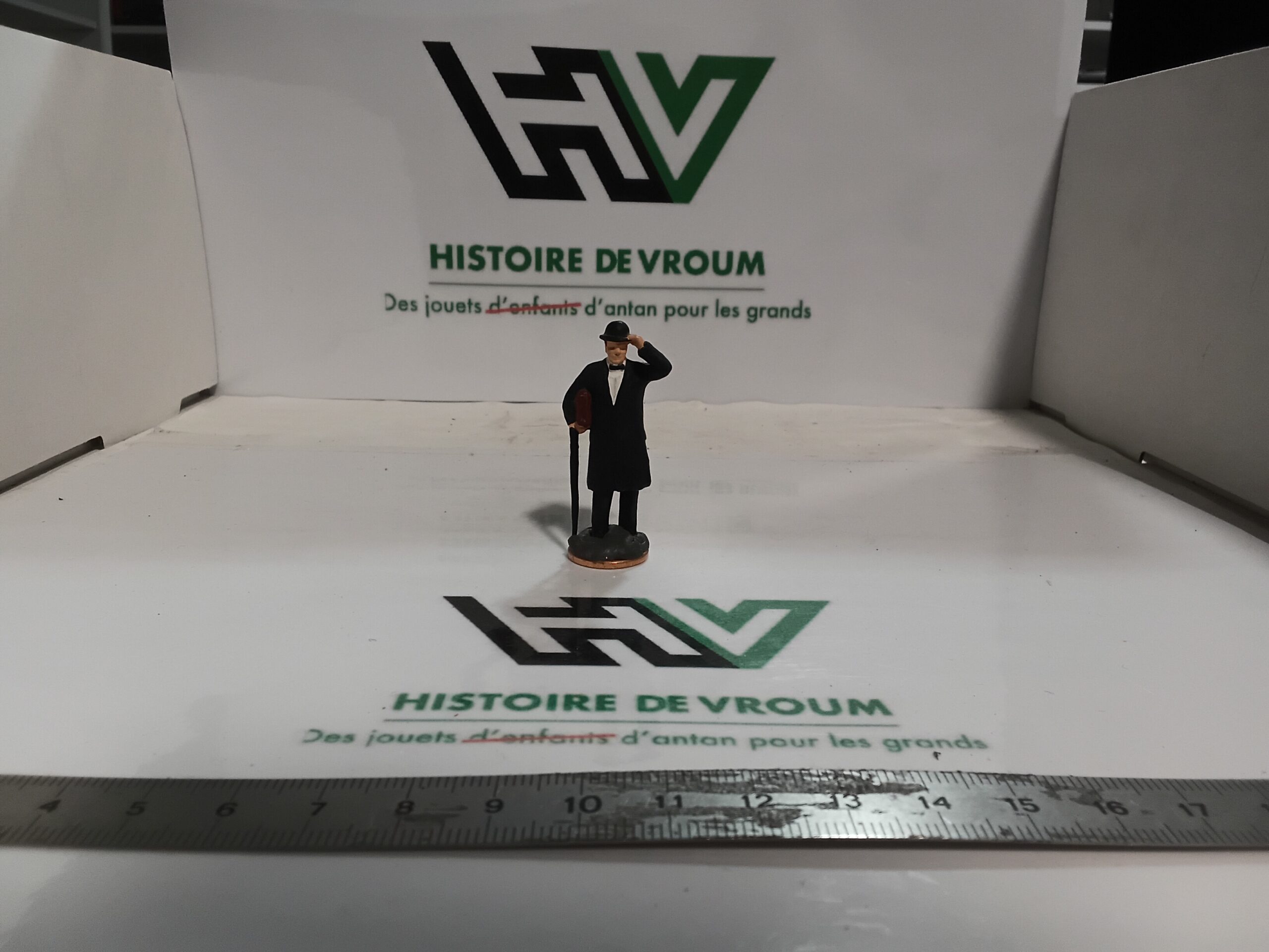 Figurine Gentleman au Chapeau Melon & Parapluie 1/43