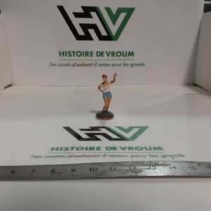 Figurine Jeune Femme en Short Salutant 1/43