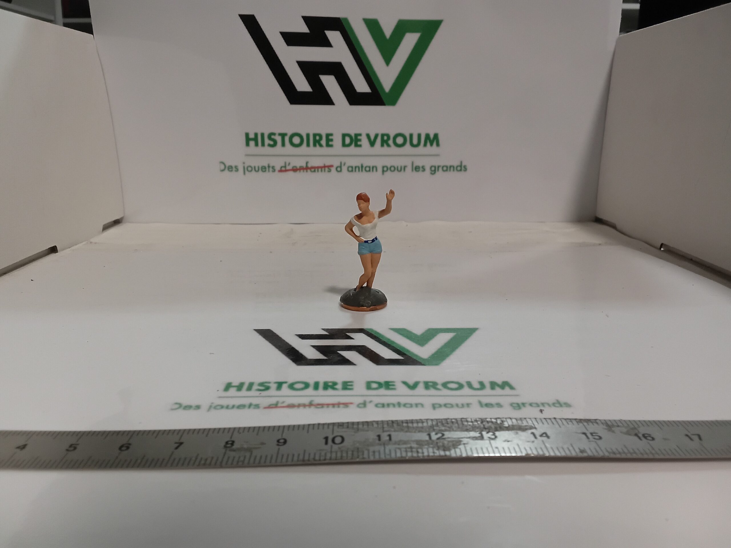 Figurine Jeune Femme en Short Salutant 1/43