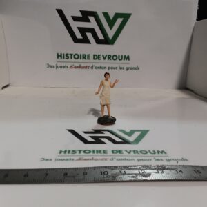 Figurine Élégante en Robe Blanche 1/43