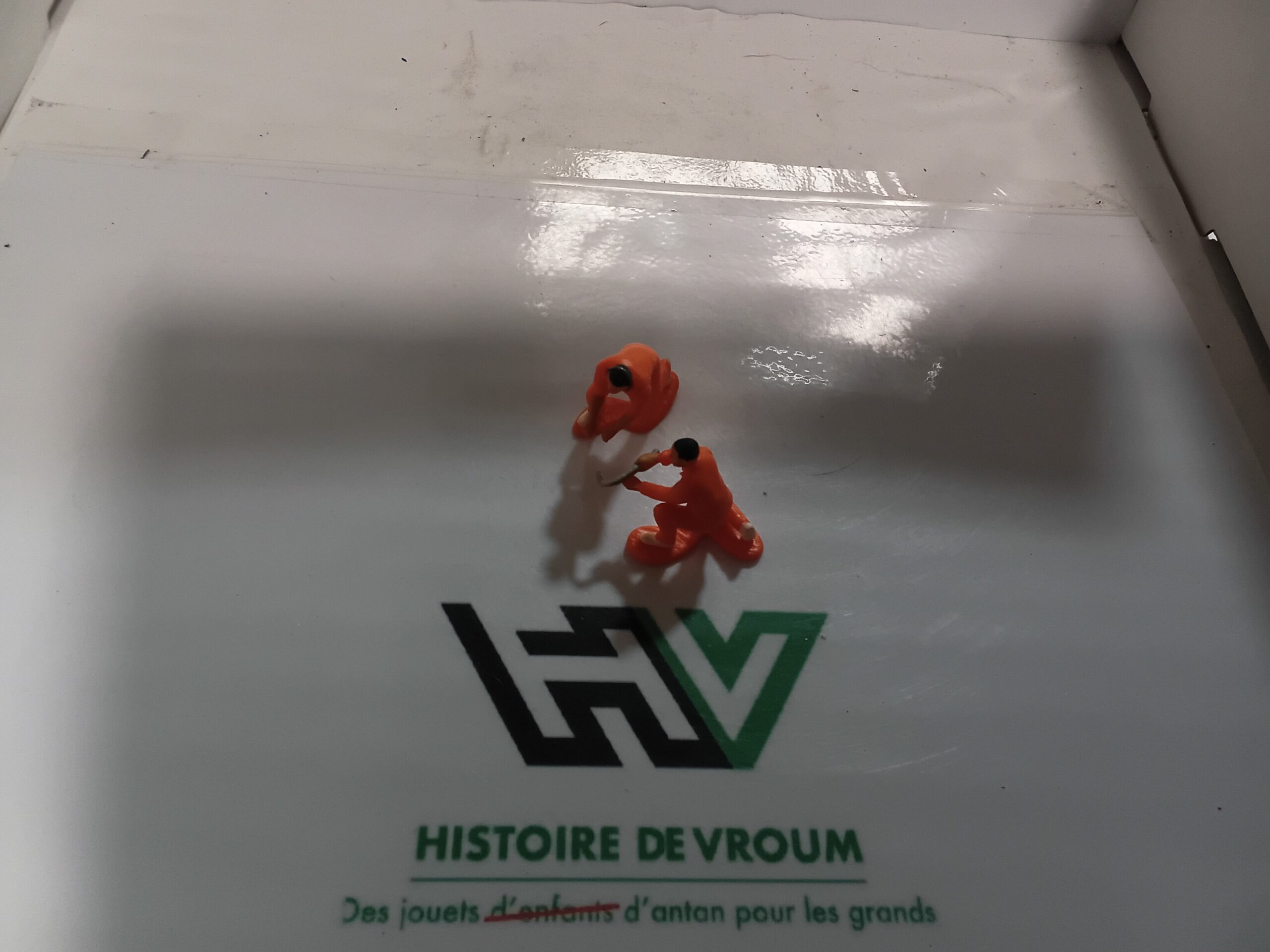 Lot de 2 Figurines Ouvriers / Techniciens en Combinaison Orange 1/43 – Image 5