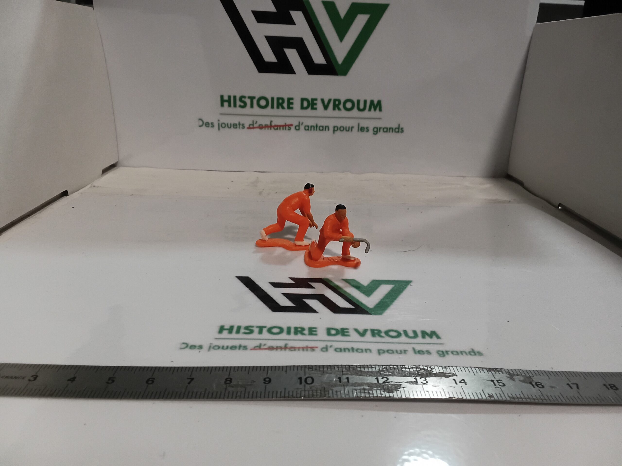 Lot de 2 Figurines Ouvriers / Techniciens en Combinaison Orange 1/43 – Image 6