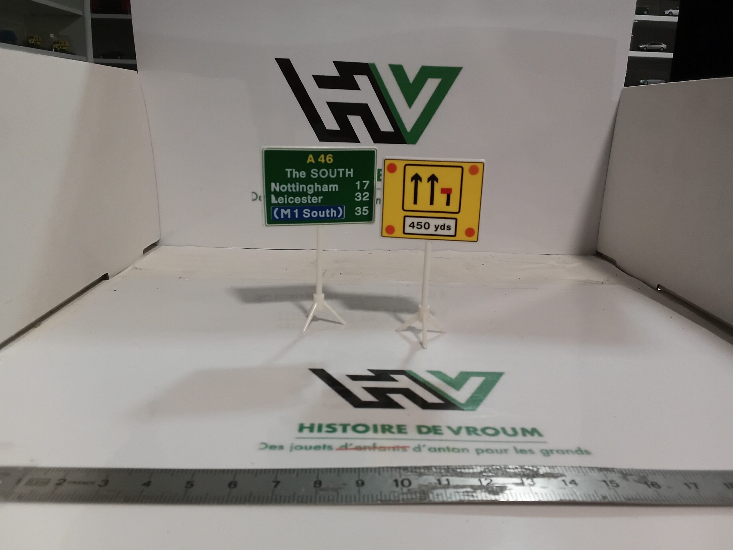 Lot de 2 Panneaux de Signalisation Britannique 1/43