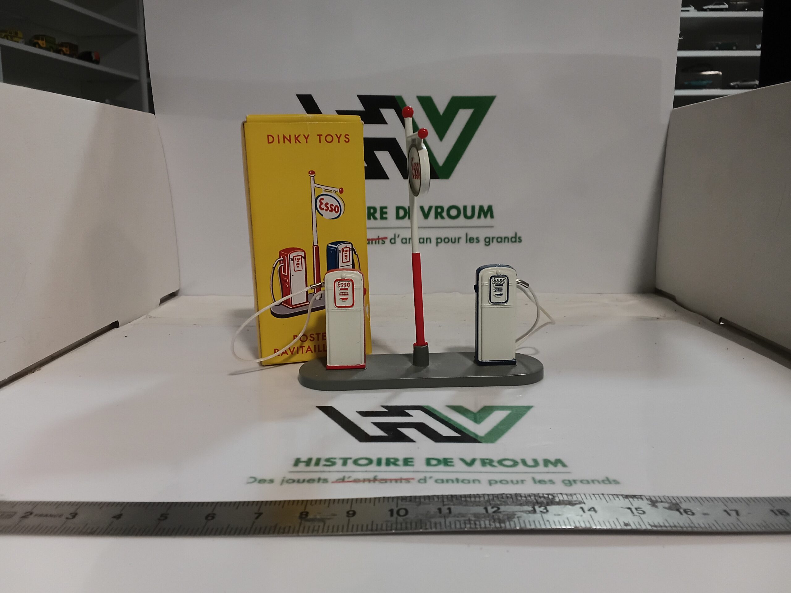 Poste de Ravitaillement à essence ESSO avec boîte 1/43