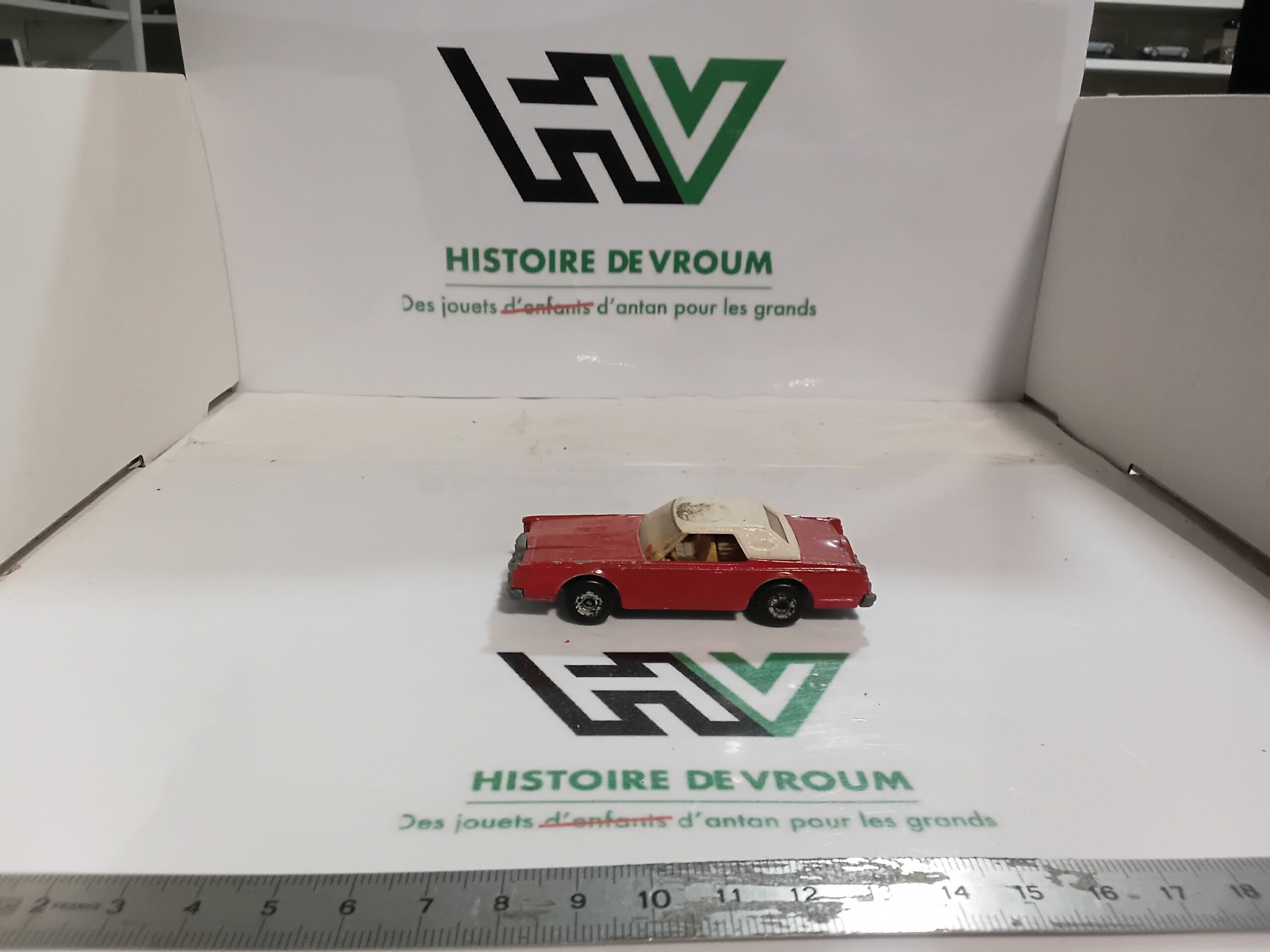 Miniature Matchbox Superfast N°28 Lincoln Continental Mk V 1979 - Lesney Made in England
