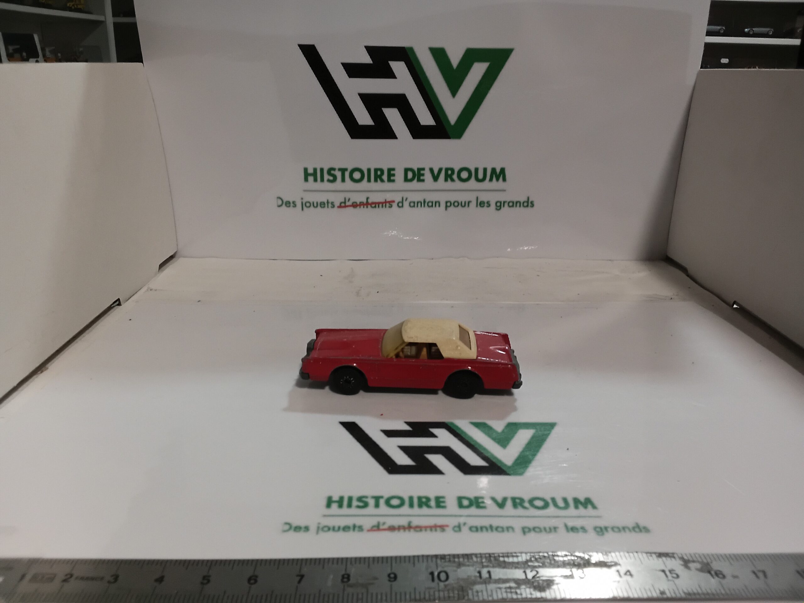Miniature Matchbox Superfast N°28 Lincoln Continental Mk V 1979 - Made in England (2)