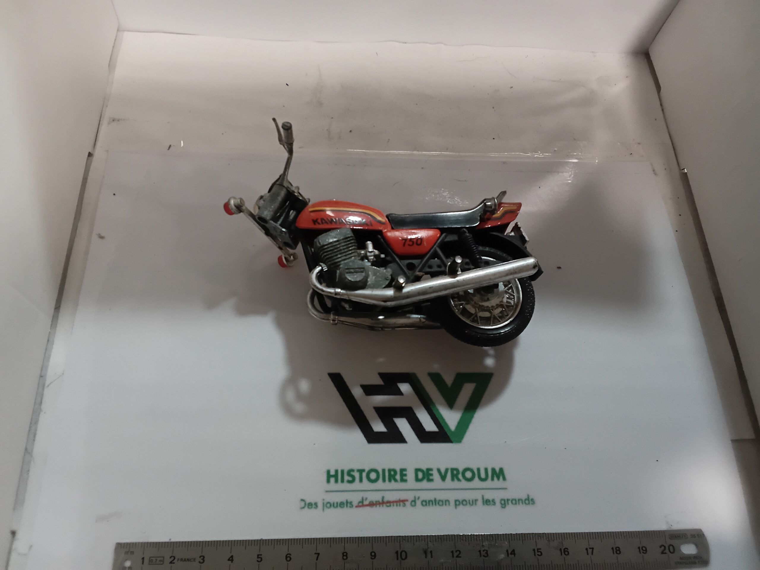 Épave Moto Kawasaki 750 Mach IV H2 Rouge 1/15