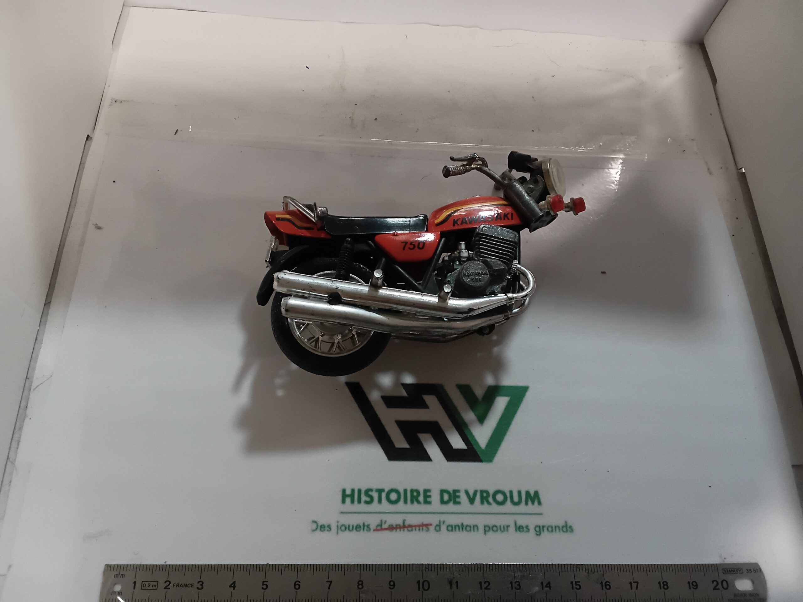 Épave Moto Kawasaki 750 Mach IV H2 Rouge 1/15 – Image 4