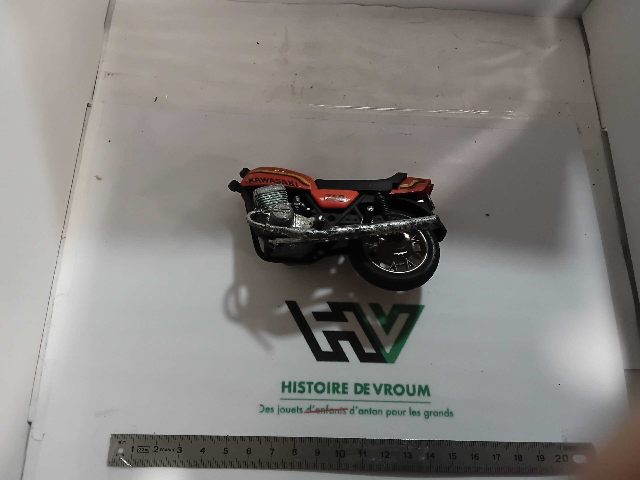 Épave Moto Kawasaki 750 Mach IV Rouge 1/15 (1)