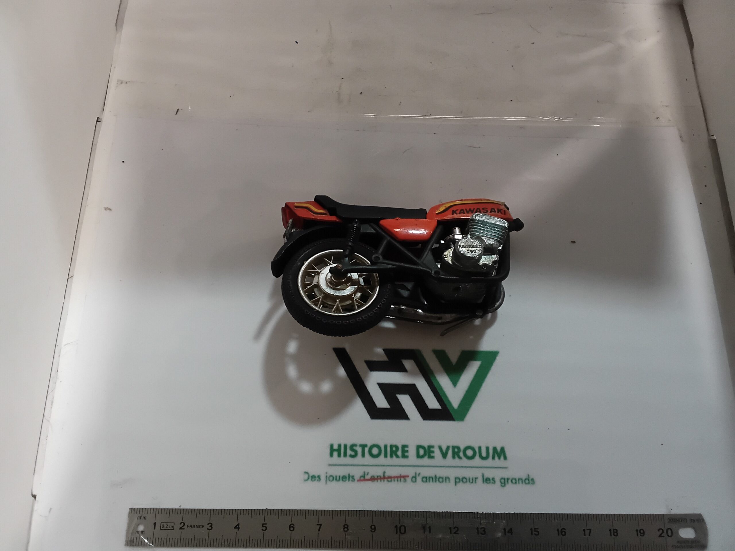 Épave Moto Kawasaki 750 Mach IV Rouge 1/15 (1) – Image 4