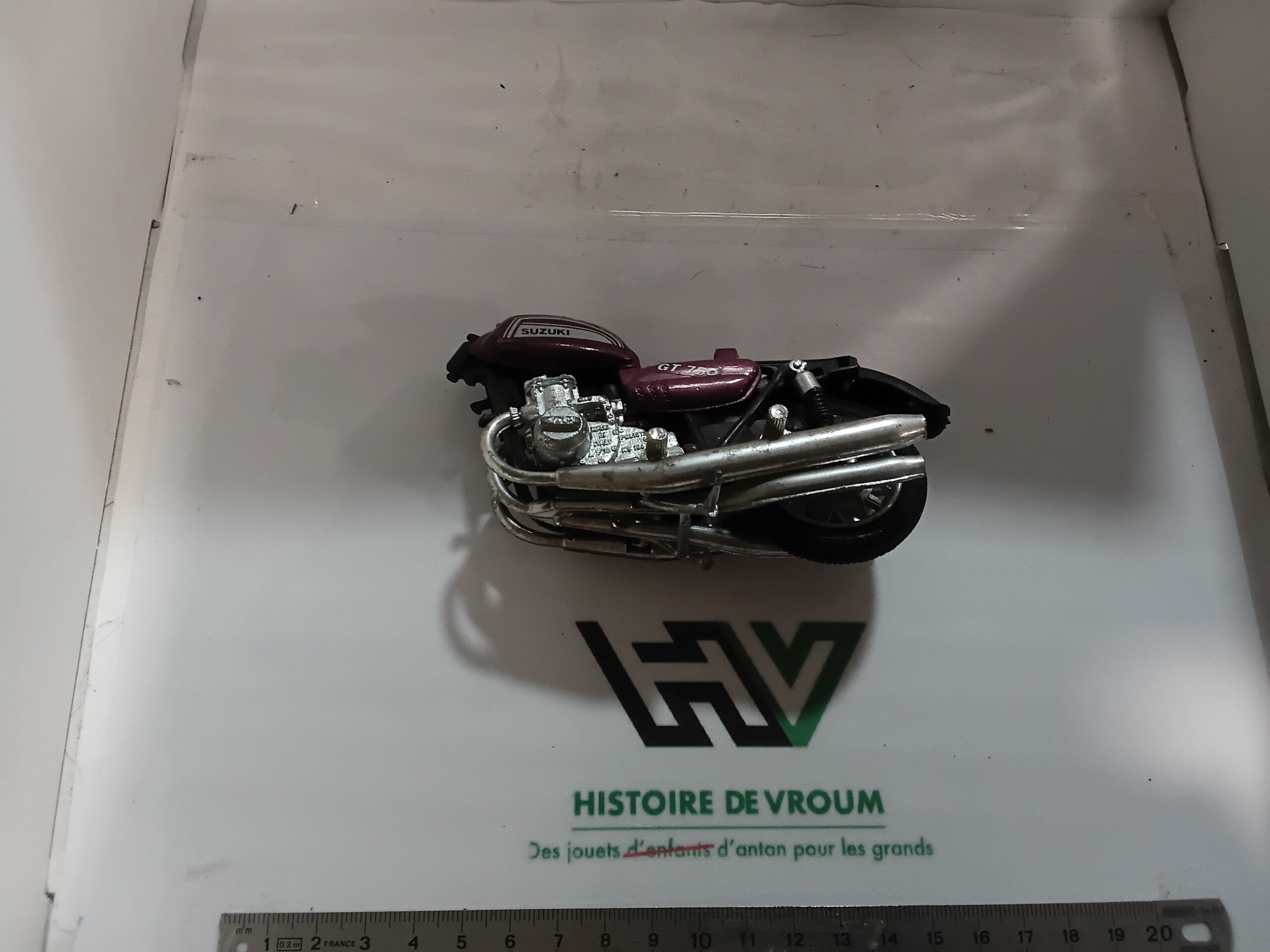 Épave Moto Suzuki GT 750 Prune 1/15