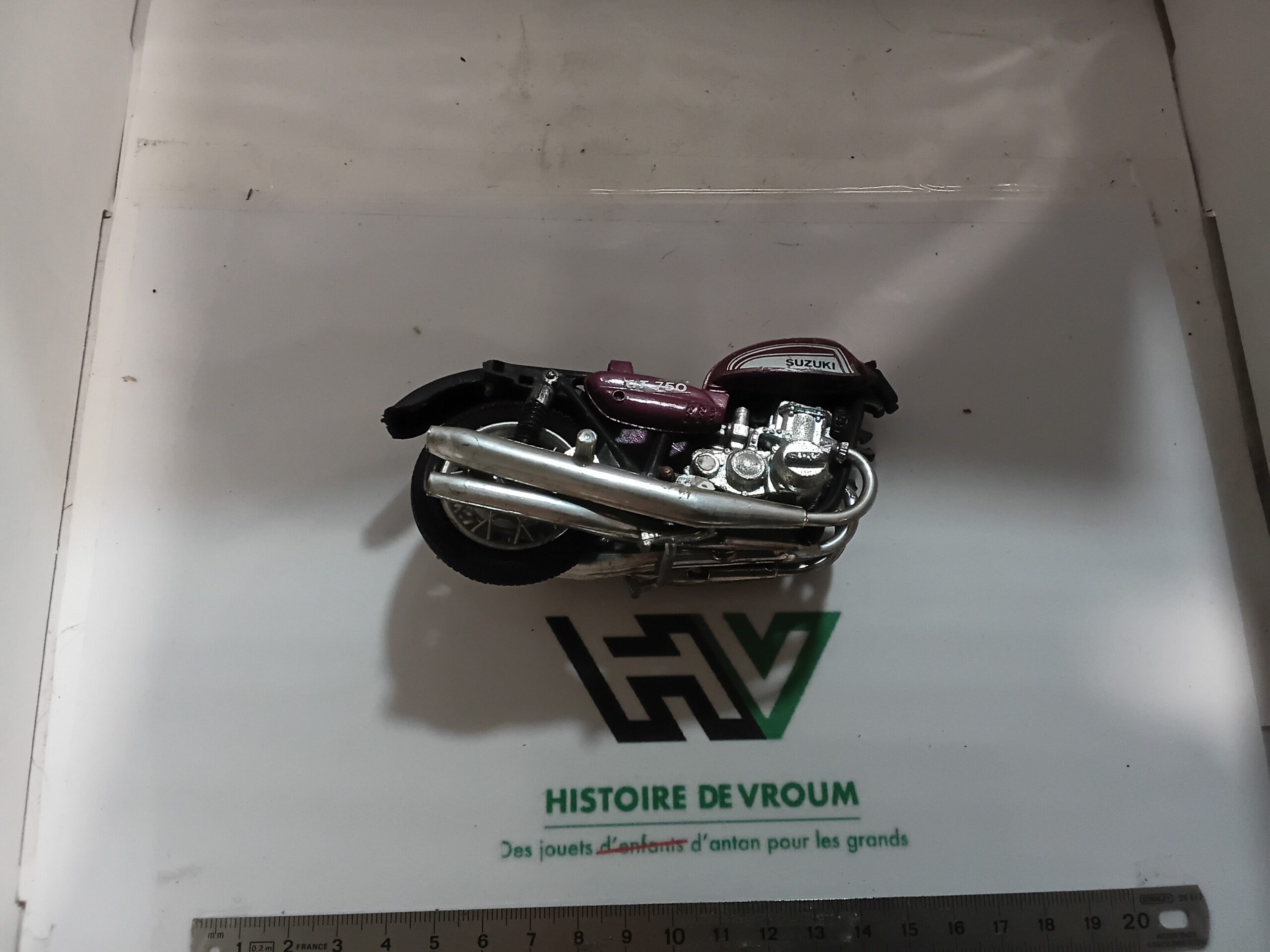 Épave Moto Suzuki GT 750 Prune 1/15 – Image 4