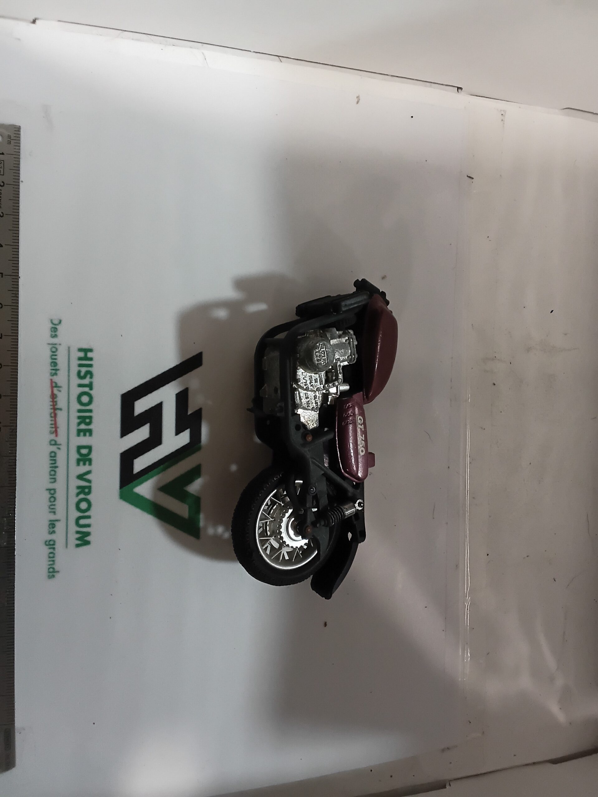 Épave Moto Suzuki GT 750 Prune 1/15 (1) – Image 4