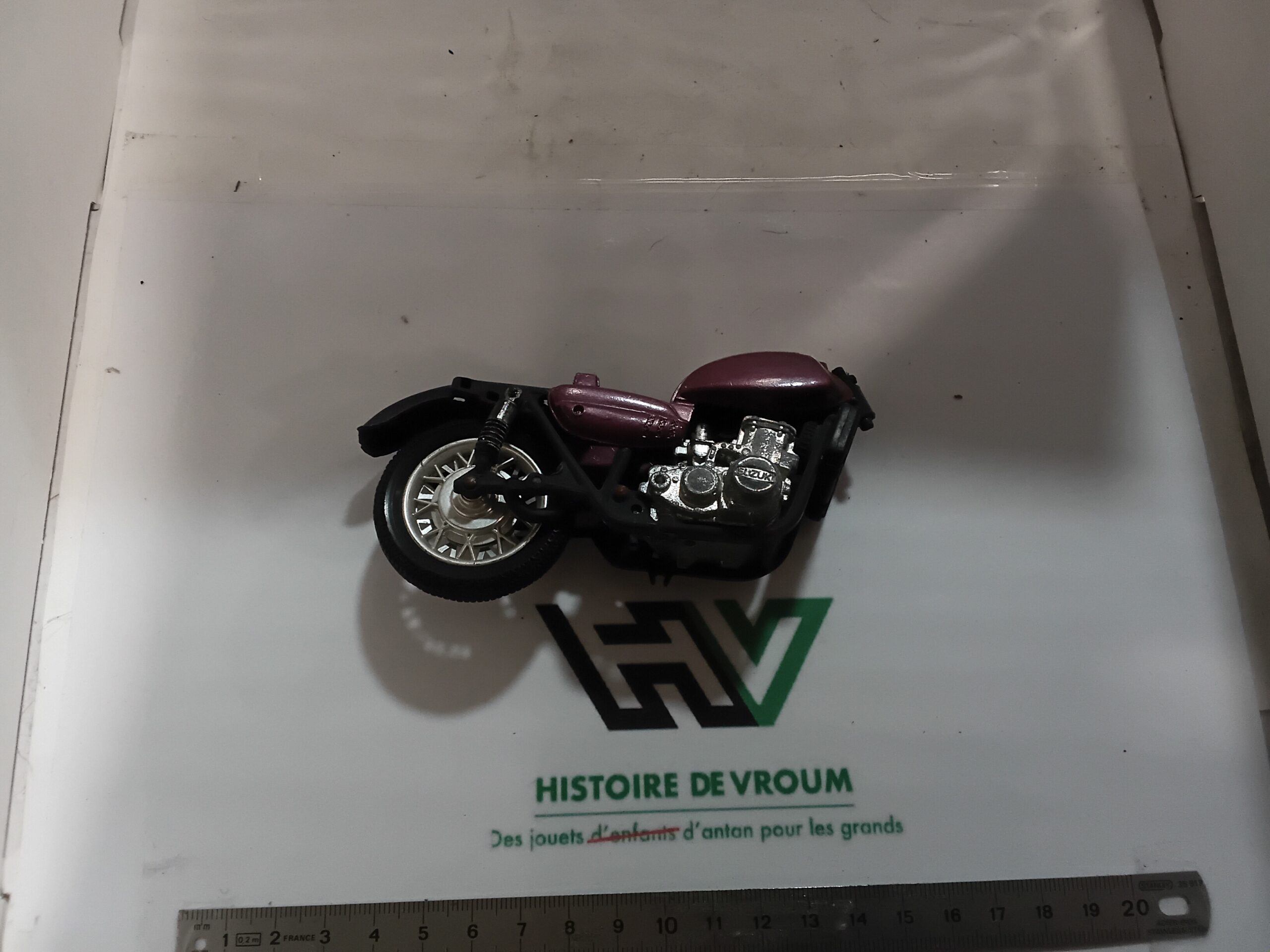 Épave Moto Suzuki GT 750 Prune 1/15 (1)