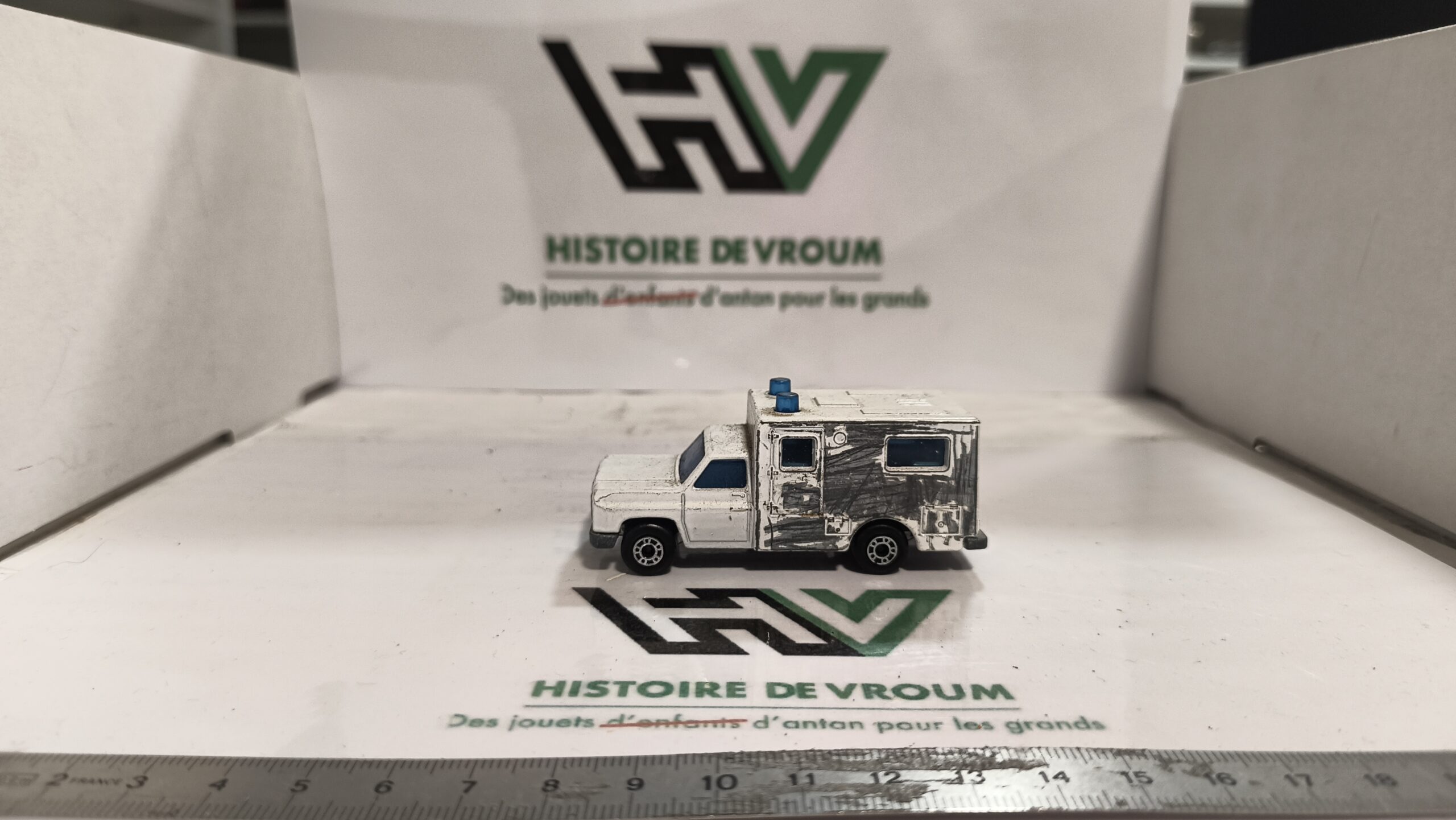 Miniature Matchbox Superfast n°41 - Ambulance Blanche