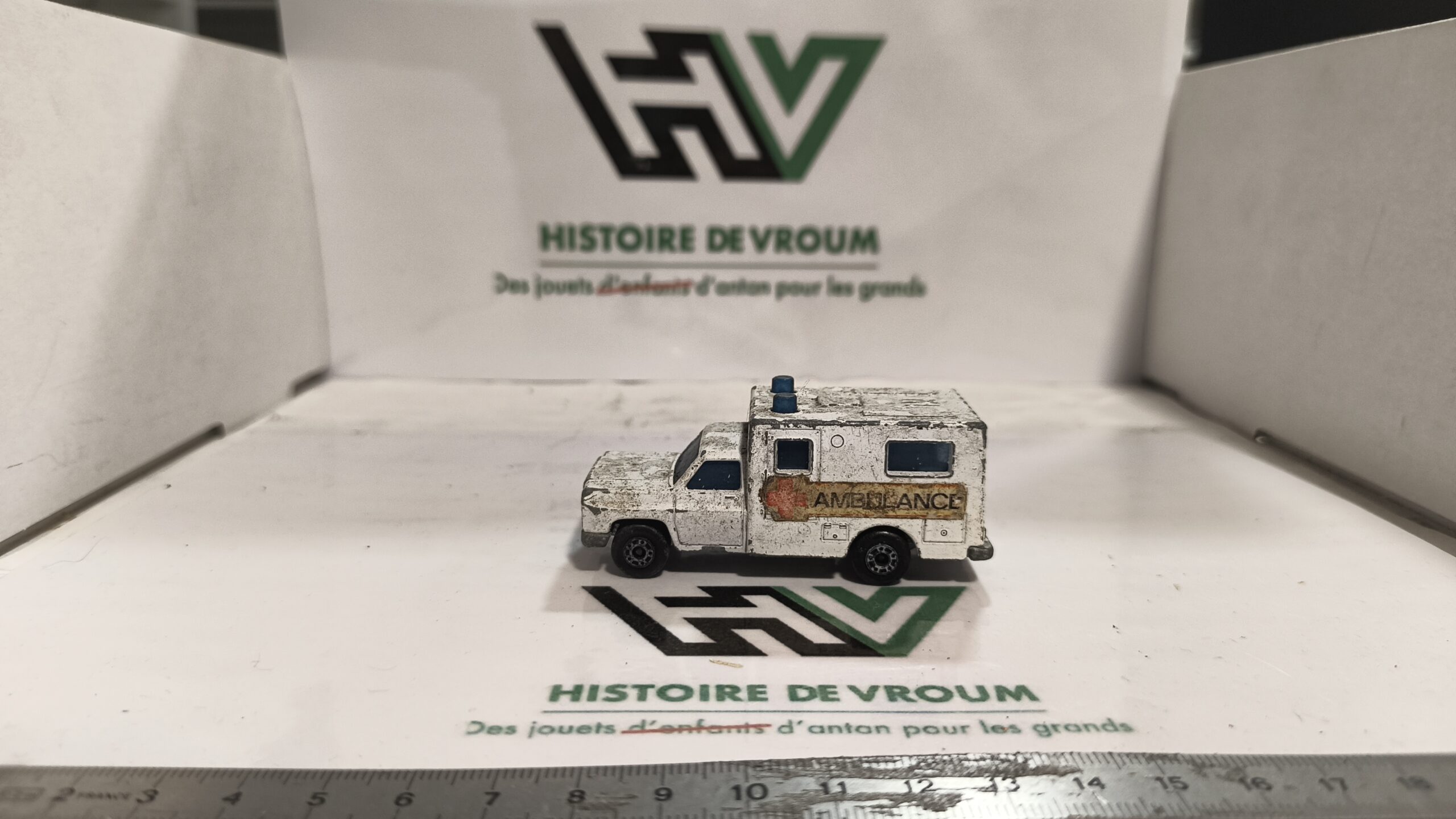Miniature Matchbox Superfast n°41 - Ambulance Blanche (1)