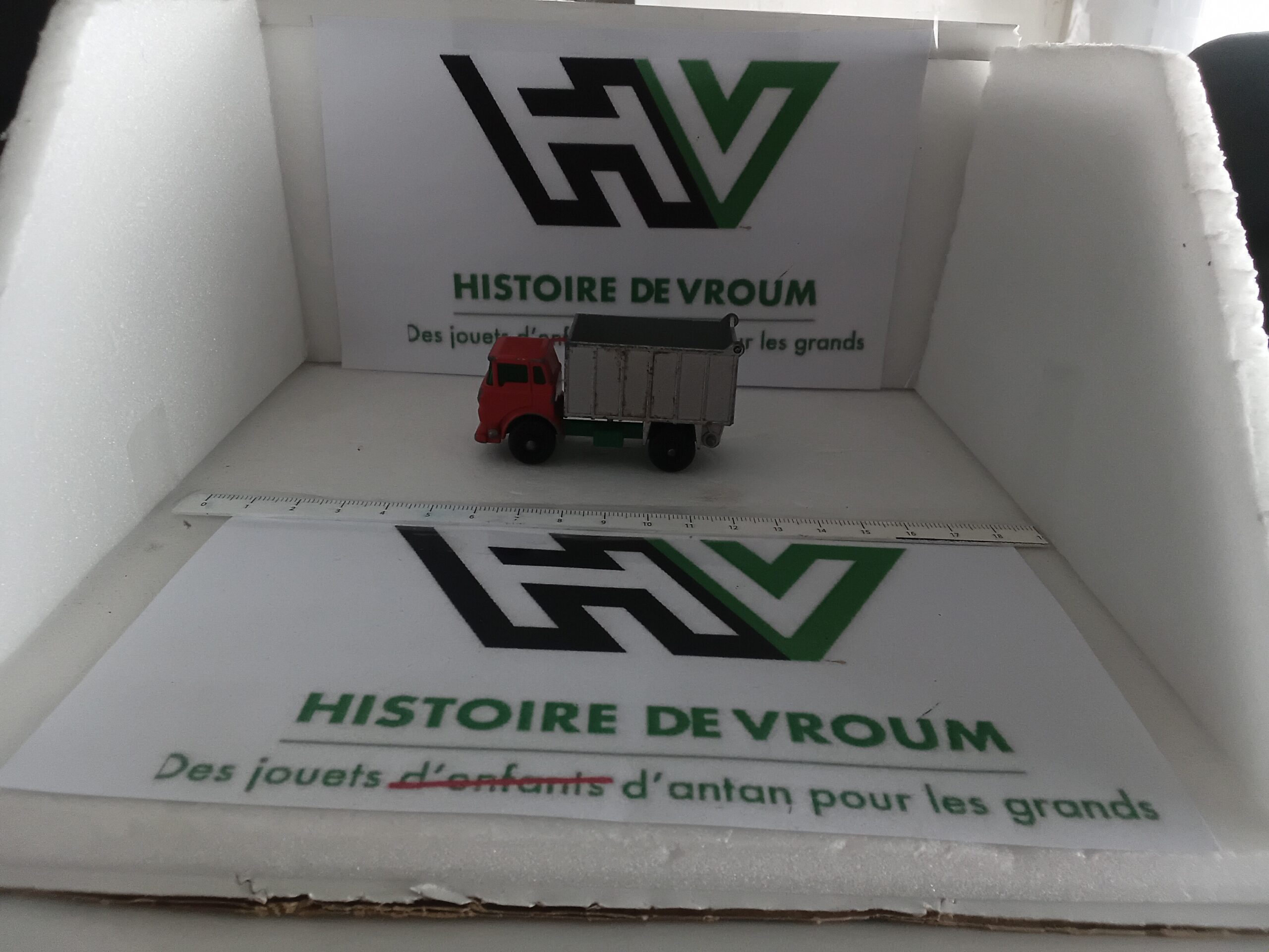Camion Benne GMC Tipper Truck Matchbox Lesney N°26 (Gris & Rouge)