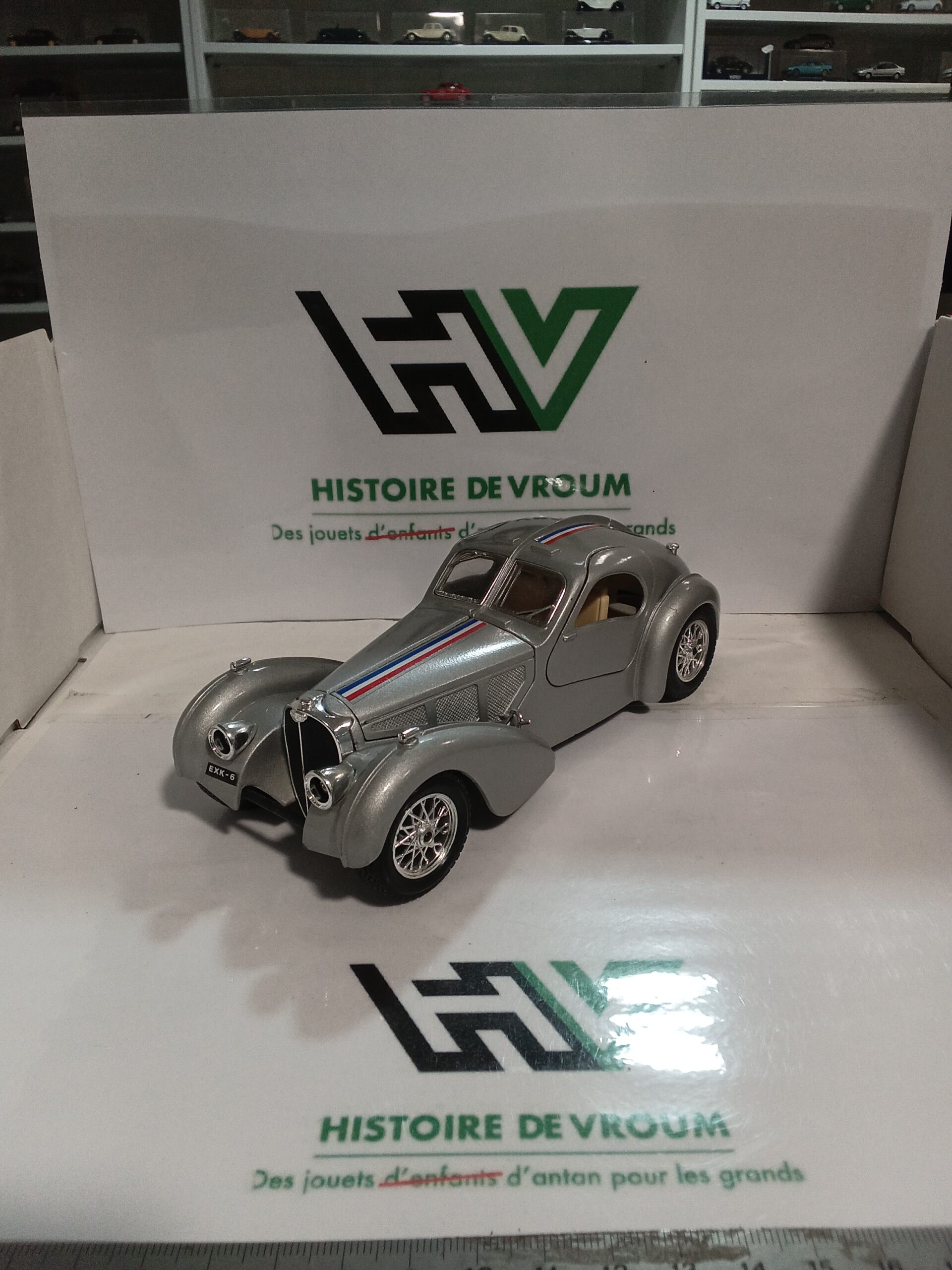 Miniature Bugatti Type 57 Atlantic 1/24 Bburago – Vendue seule ou avec Boîte Vitrine – Image 2