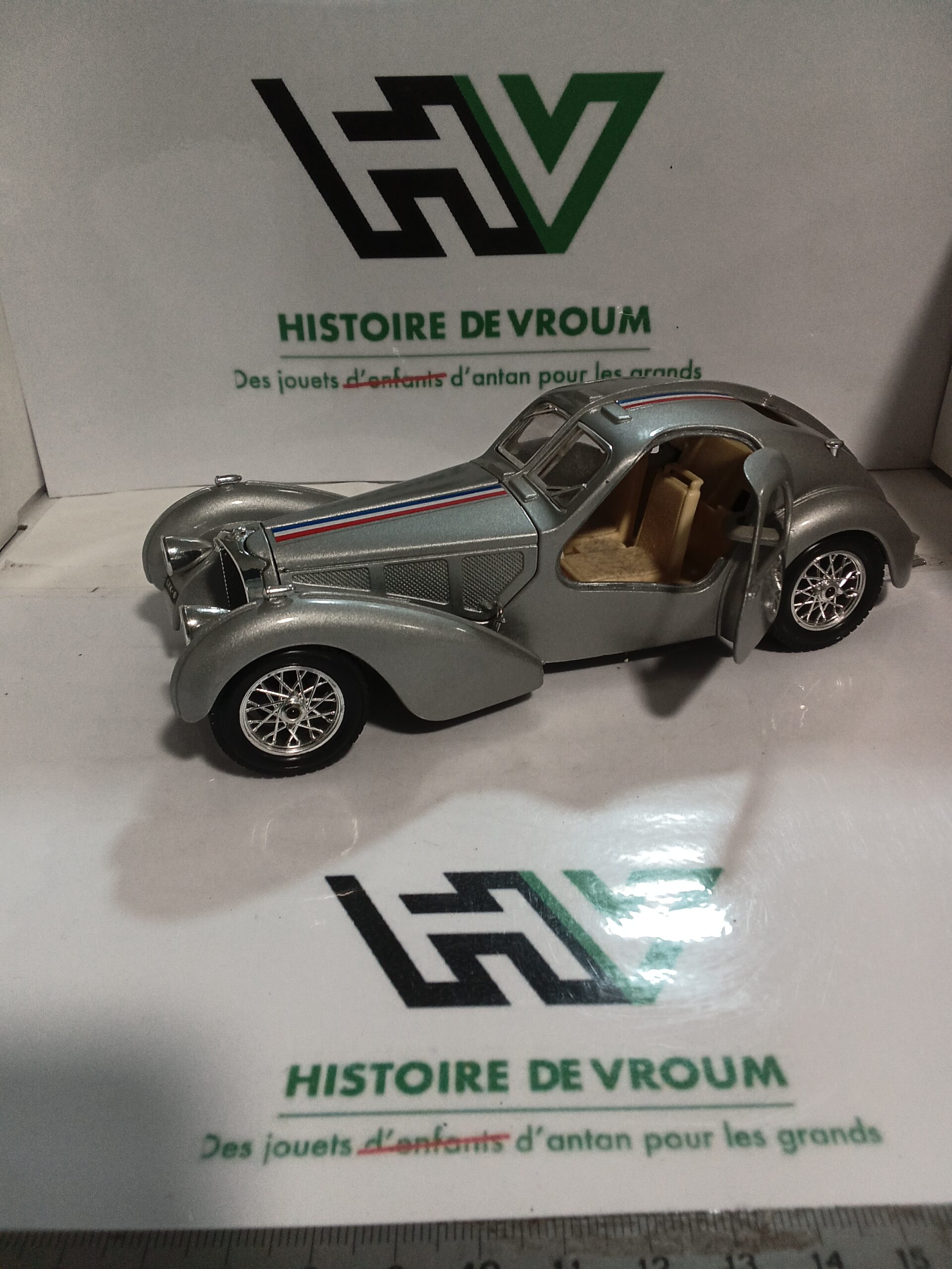 Miniature Bugatti Type 57 Atlantic 1/24 Bburago – Vendue seule ou avec Boîte Vitrine – Image 3