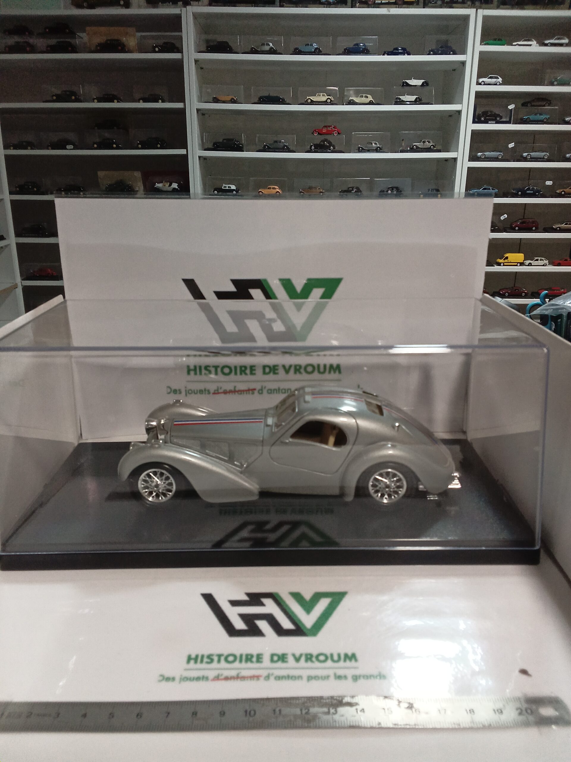 Miniature Bugatti Type 57 Atlantic 1/24 Bburago – Vendue seule ou avec Boîte Vitrine