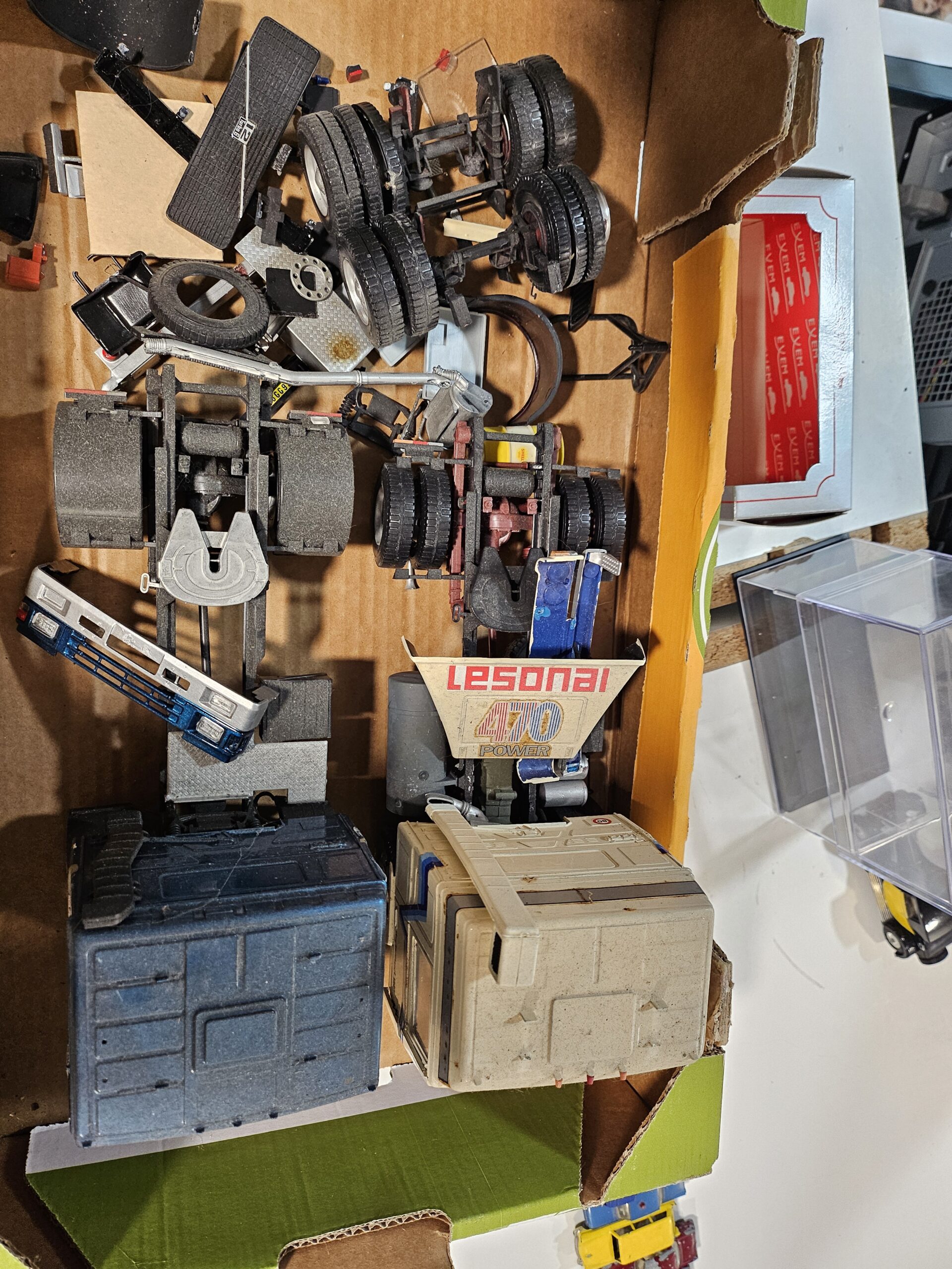 Lot 2 Maquettes Camions Volvo Italeri (Échelle 1/24) - À restaurer + Stock de pièces – Image 7