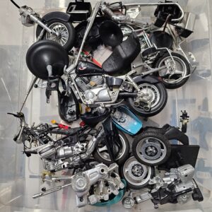 Lot Importante Banque de Pièces Motos Miniatures 1/12 - 1/10 (Moteurs, Roues, Cadres)