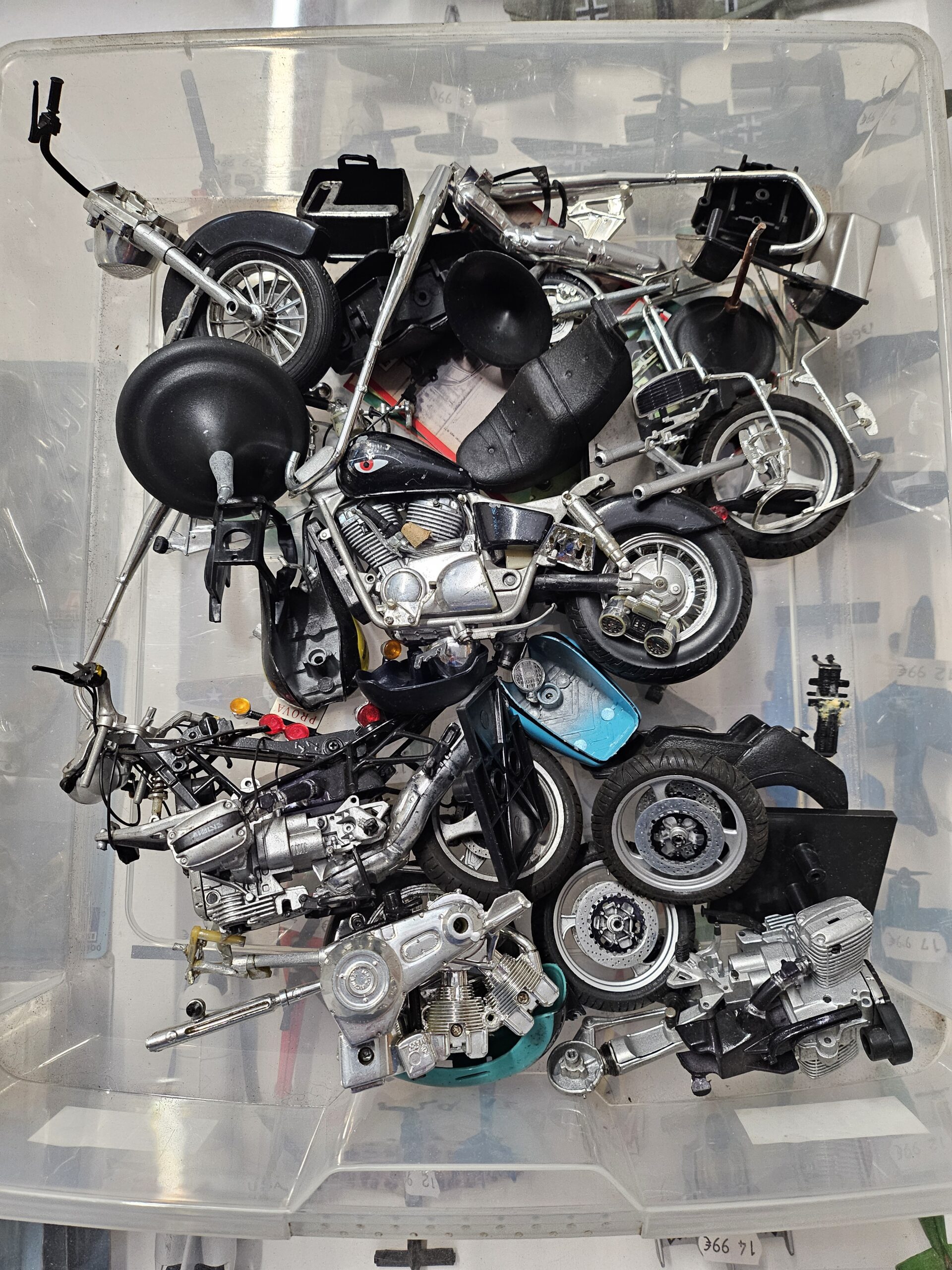 Lot Importante Banque de Pièces Motos Miniatures 1/12 - 1/10 (Moteurs, Roues, Cadres)