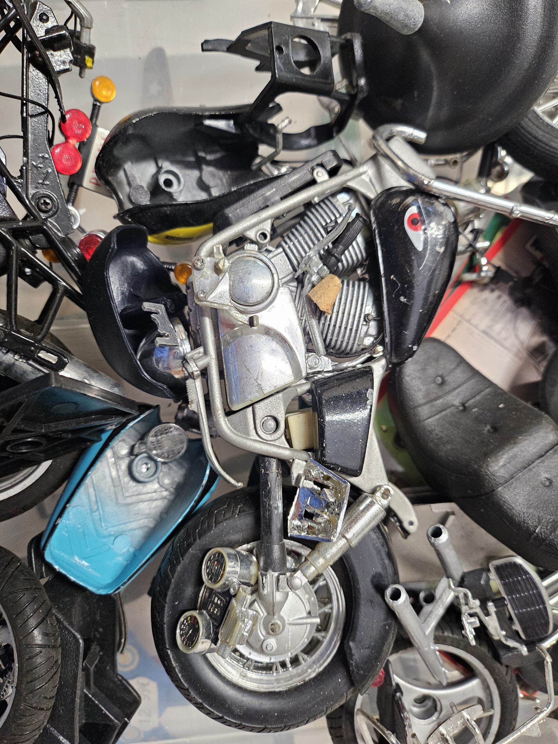 Lot Importante Banque de Pièces Motos Miniatures 1/12 - 1/10 (Moteurs, Roues, Cadres) – Image 5