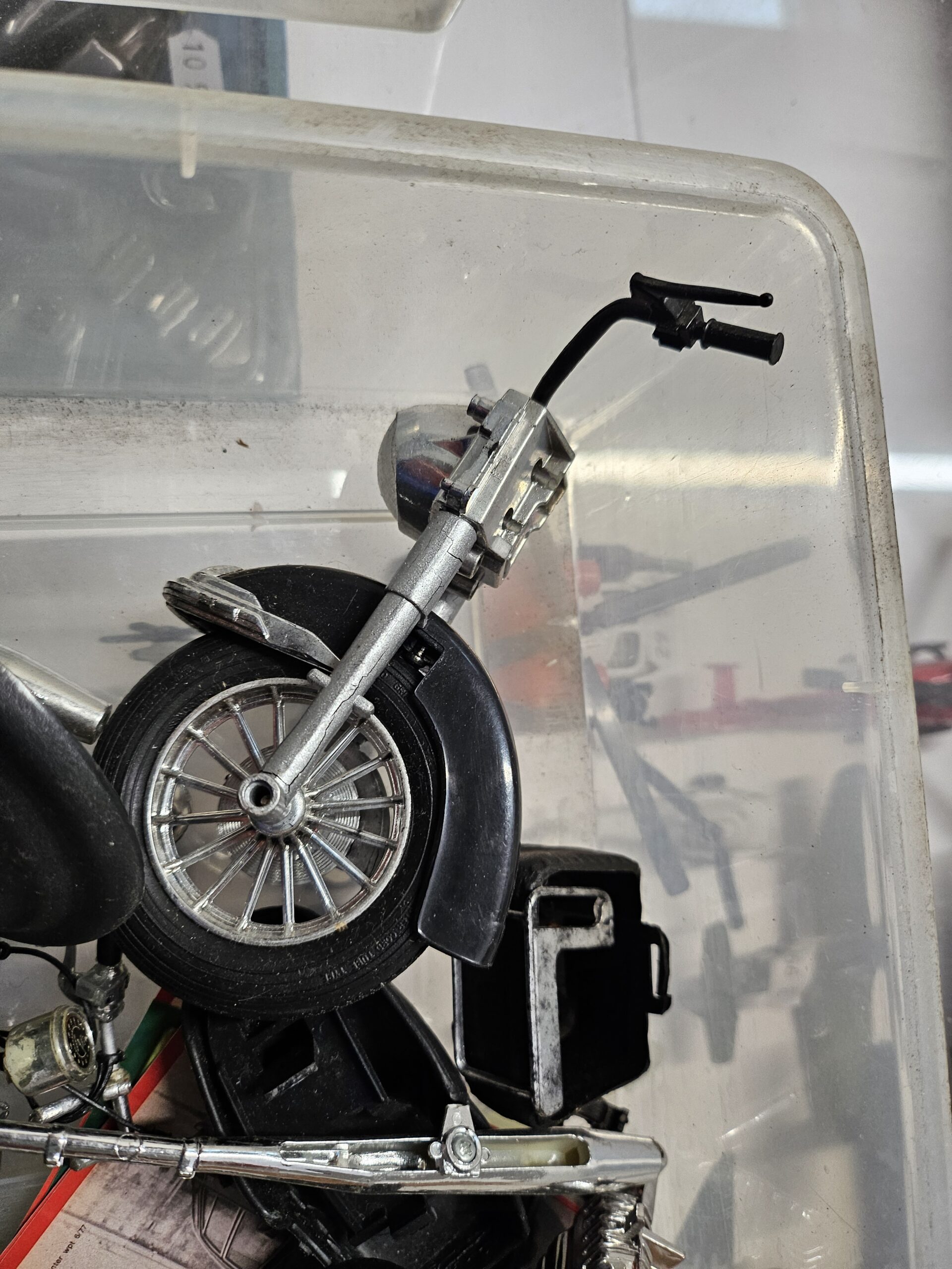 Lot Importante Banque de Pièces Motos Miniatures 1/12 - 1/10 (Moteurs, Roues, Cadres) – Image 7