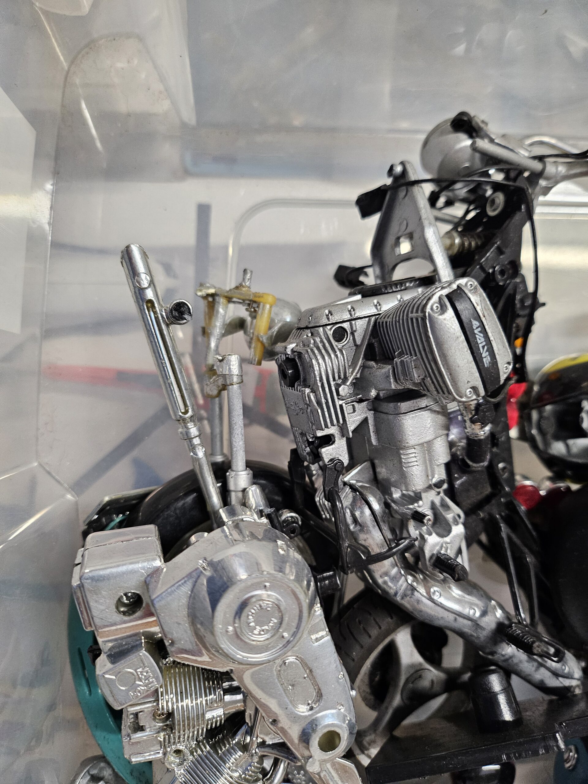 Lot Importante Banque de Pièces Motos Miniatures 1/12 - 1/10 (Moteurs, Roues, Cadres) – Image 8