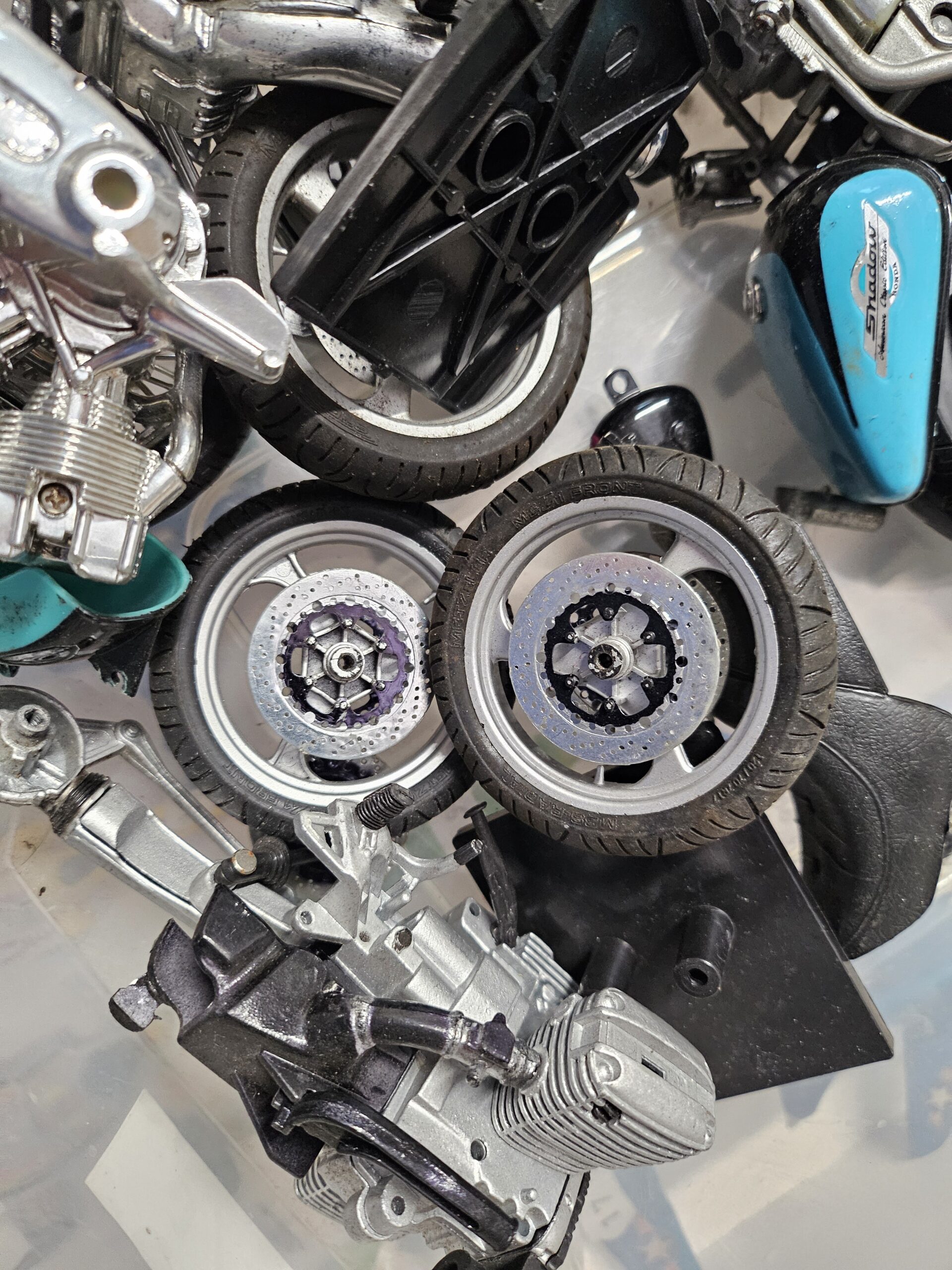 Lot Importante Banque de Pièces Motos Miniatures 1/12 - 1/10 (Moteurs, Roues, Cadres) – Image 9