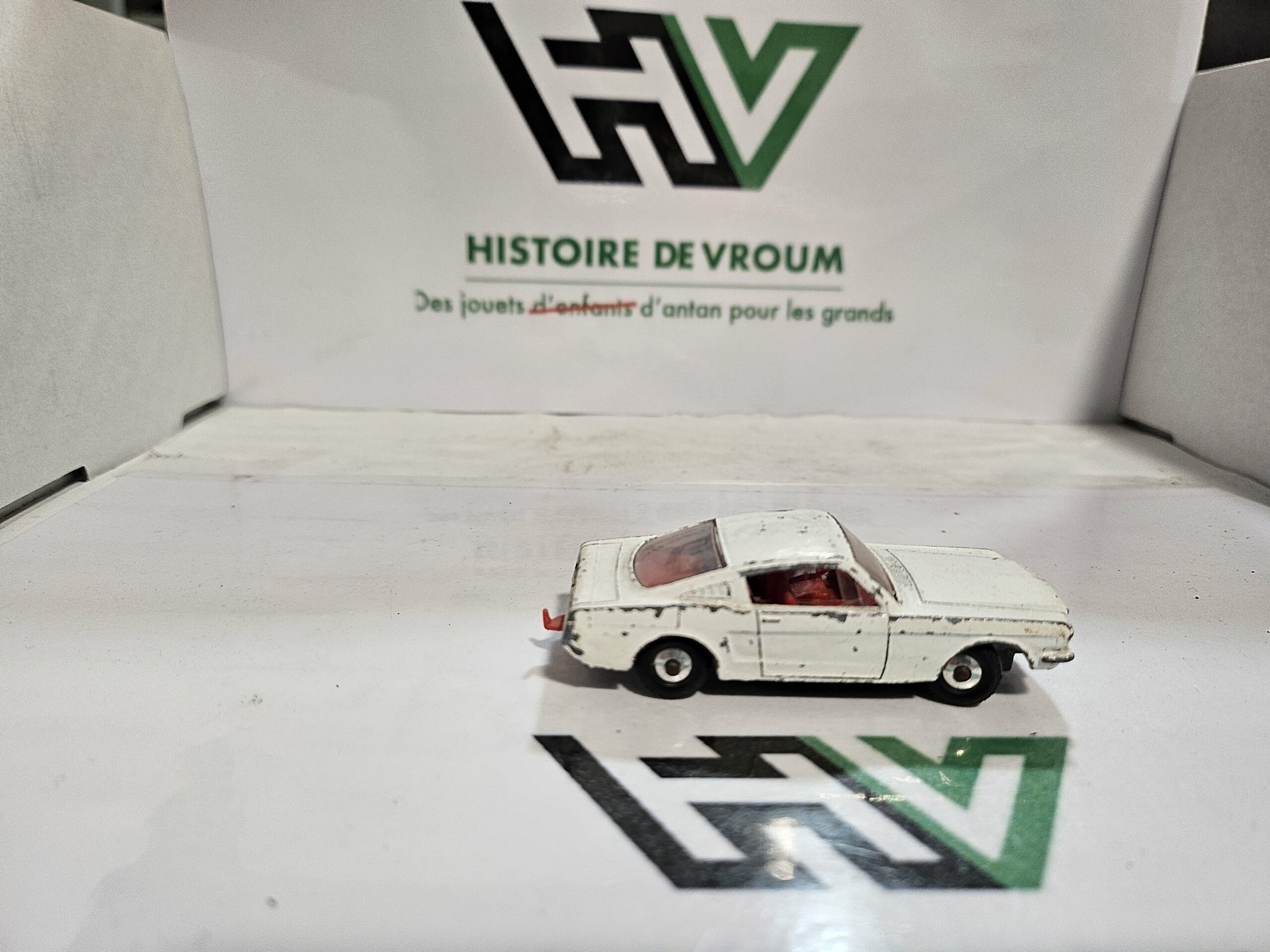 Matchbox Lesney N°8 Ford Mustang Fastback White Vintage 1966 Made in England – Image 3